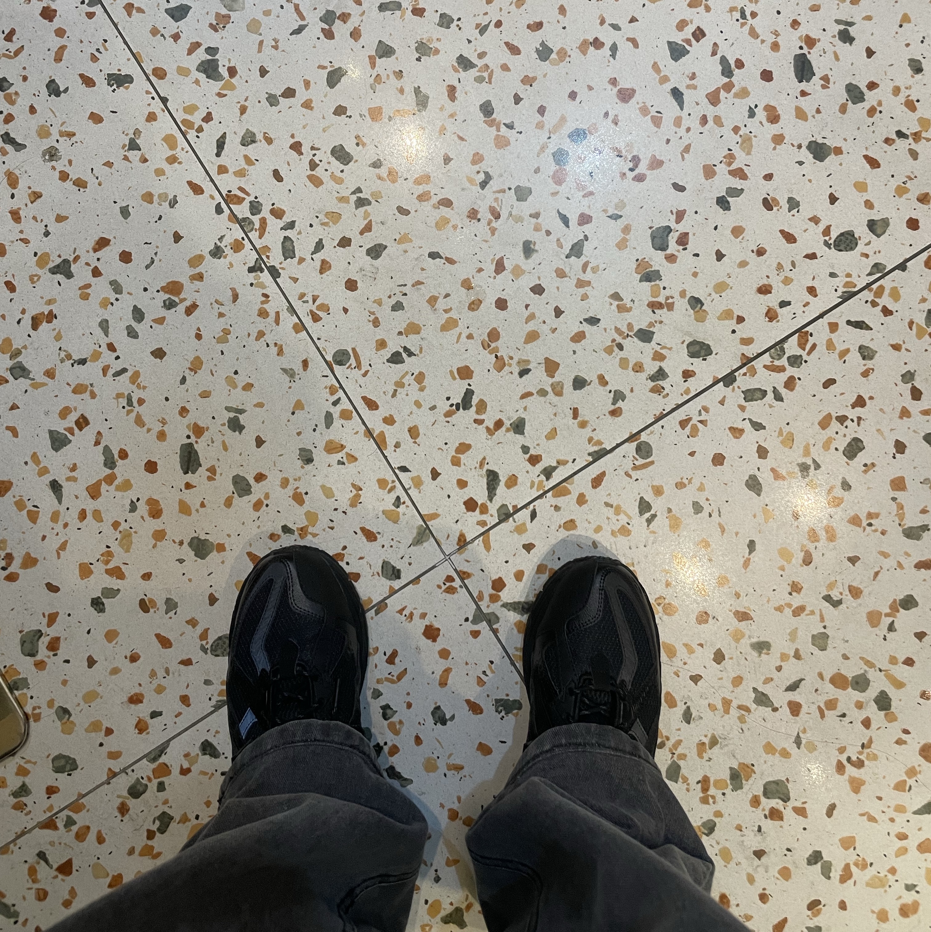 New Balance 1906U Triple Black 착용 스타일 - 1