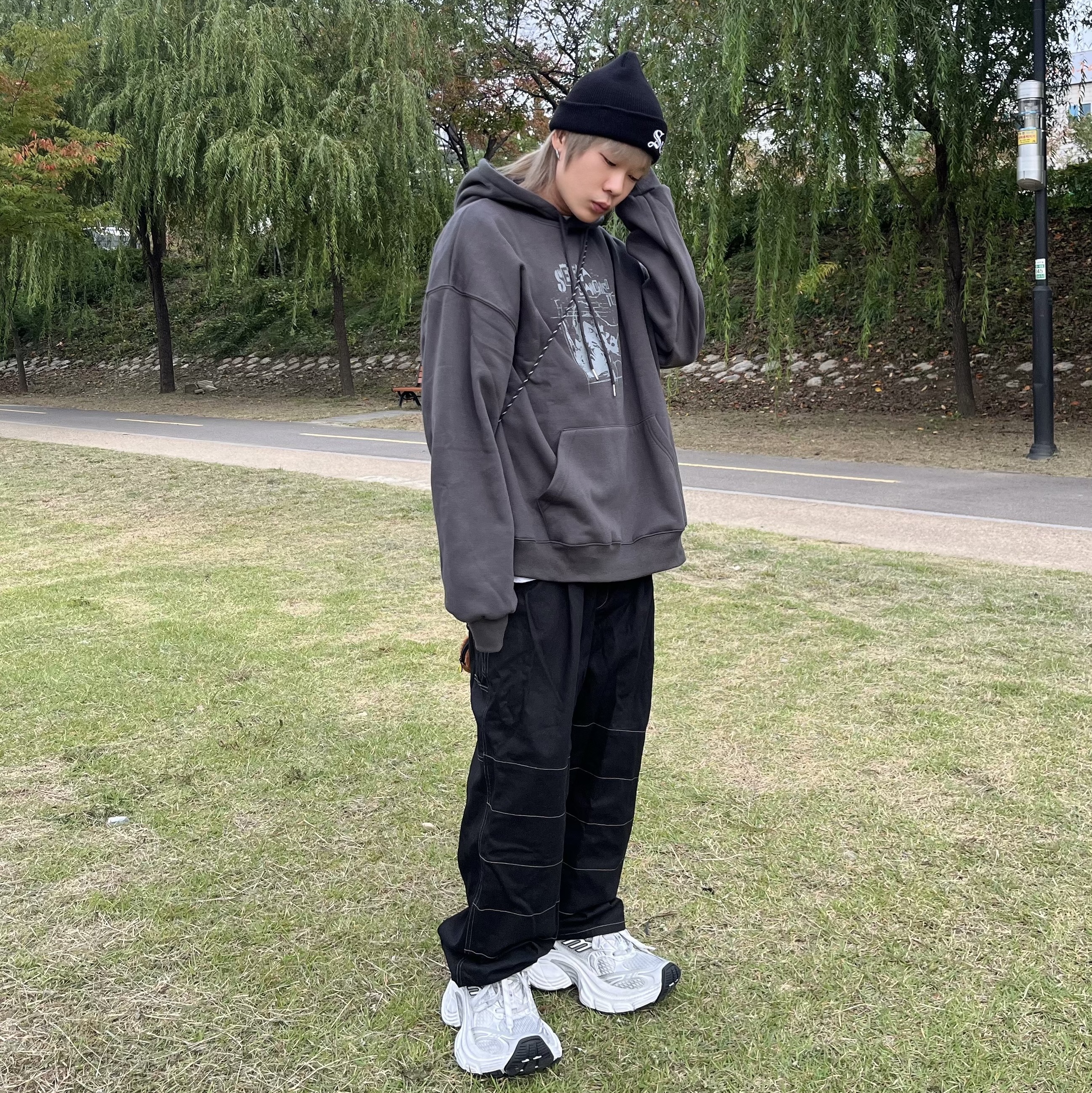 Balenciaga 10XL Sneakers White Grey Silver Black 착용 스타일 - 2