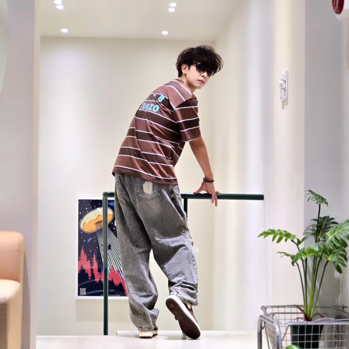 IAB Studio Striped T-Shirt Brown, Samsung Galaxy Watch6 44mm LTE Silver (Korean Ver.) 착용 스타일 - 1