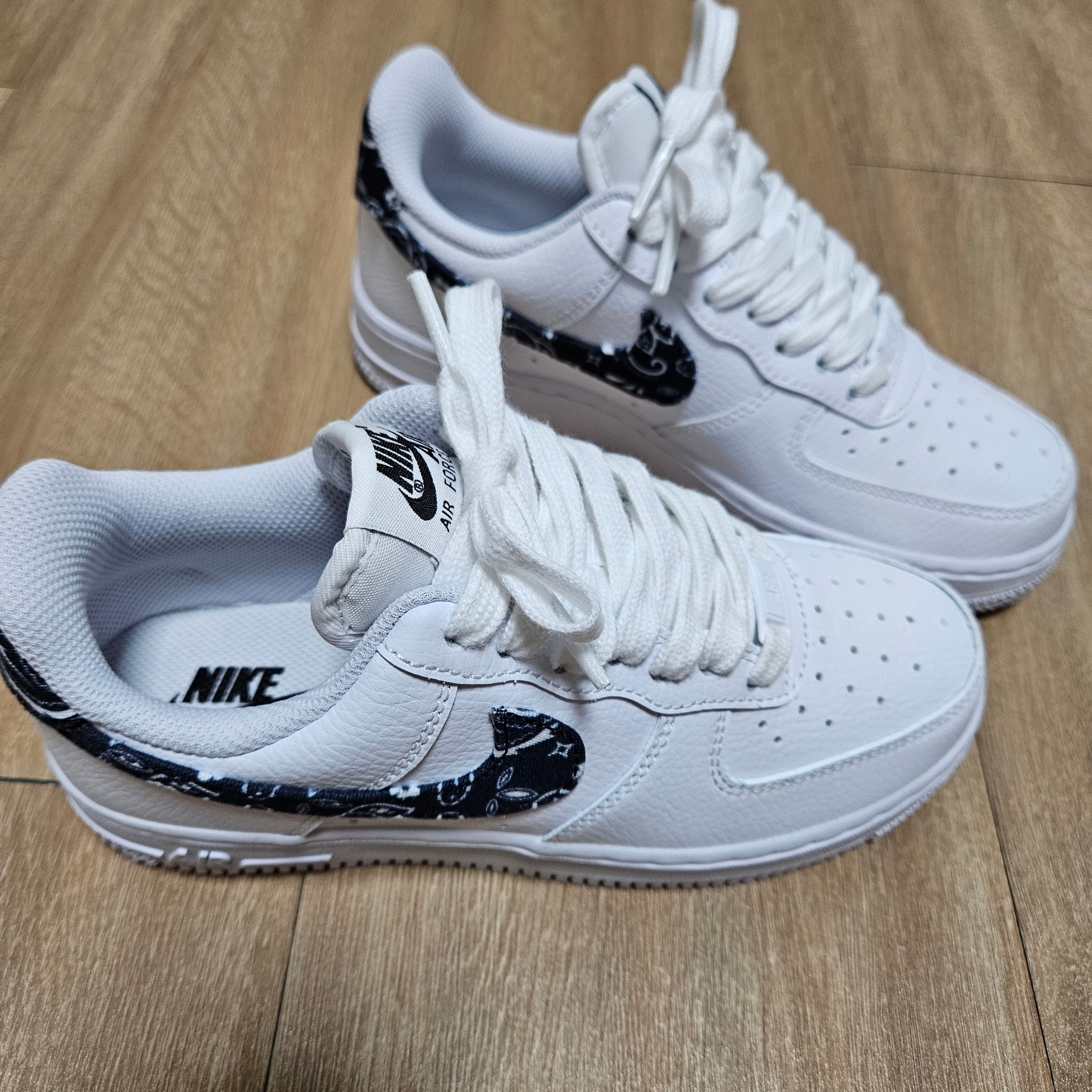 (W) Nike Air Force 1 '07 Essential Paisley Swoosh White Black 착용 스타일