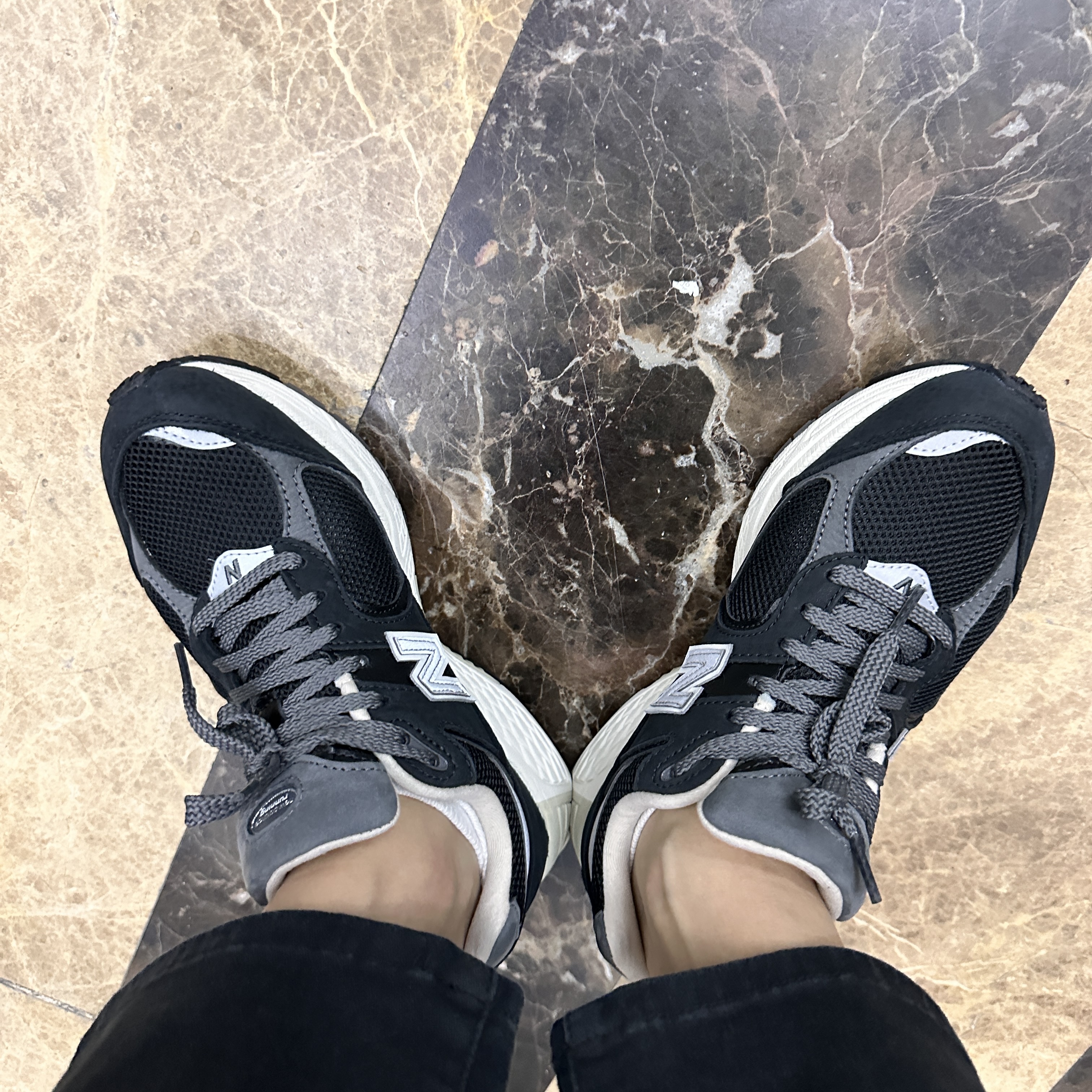 New Balance 2002R Premium Vintage Black 착용 스타일