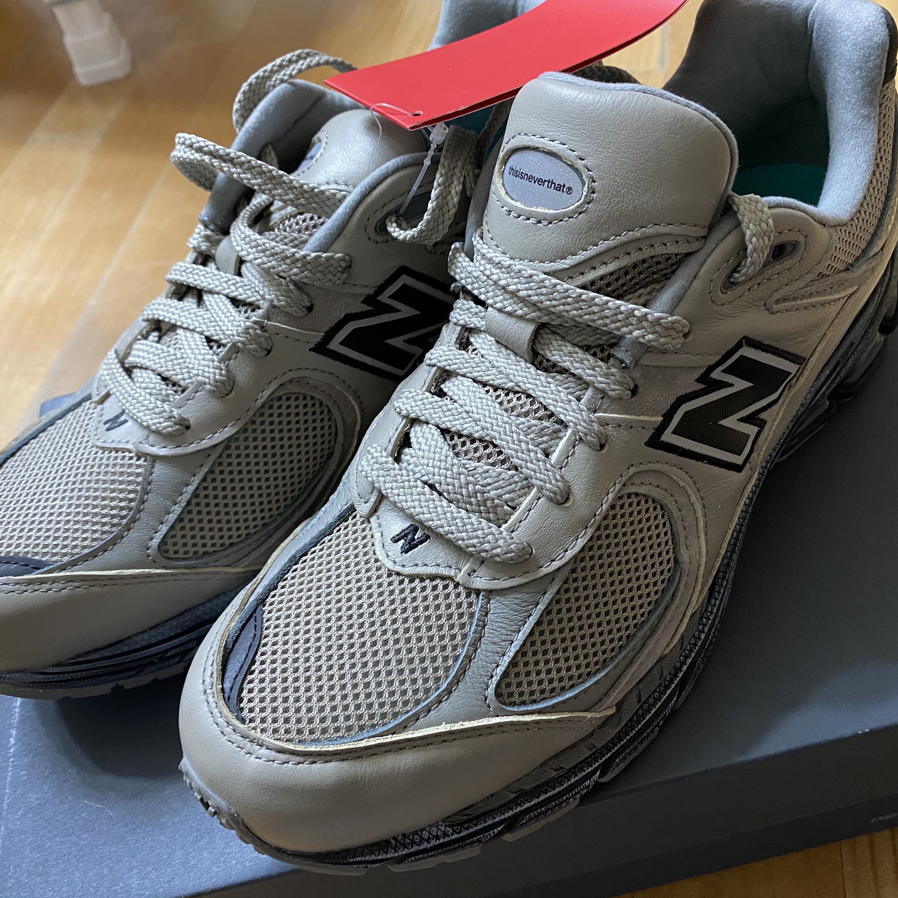 New Balance x Thisisneverthat 2002R Khaki 착용 스타일 - 2