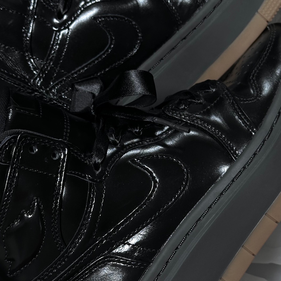 (W) Jordan 1 Elevate High SE Black Medium Ash 착용 스타일 - 1