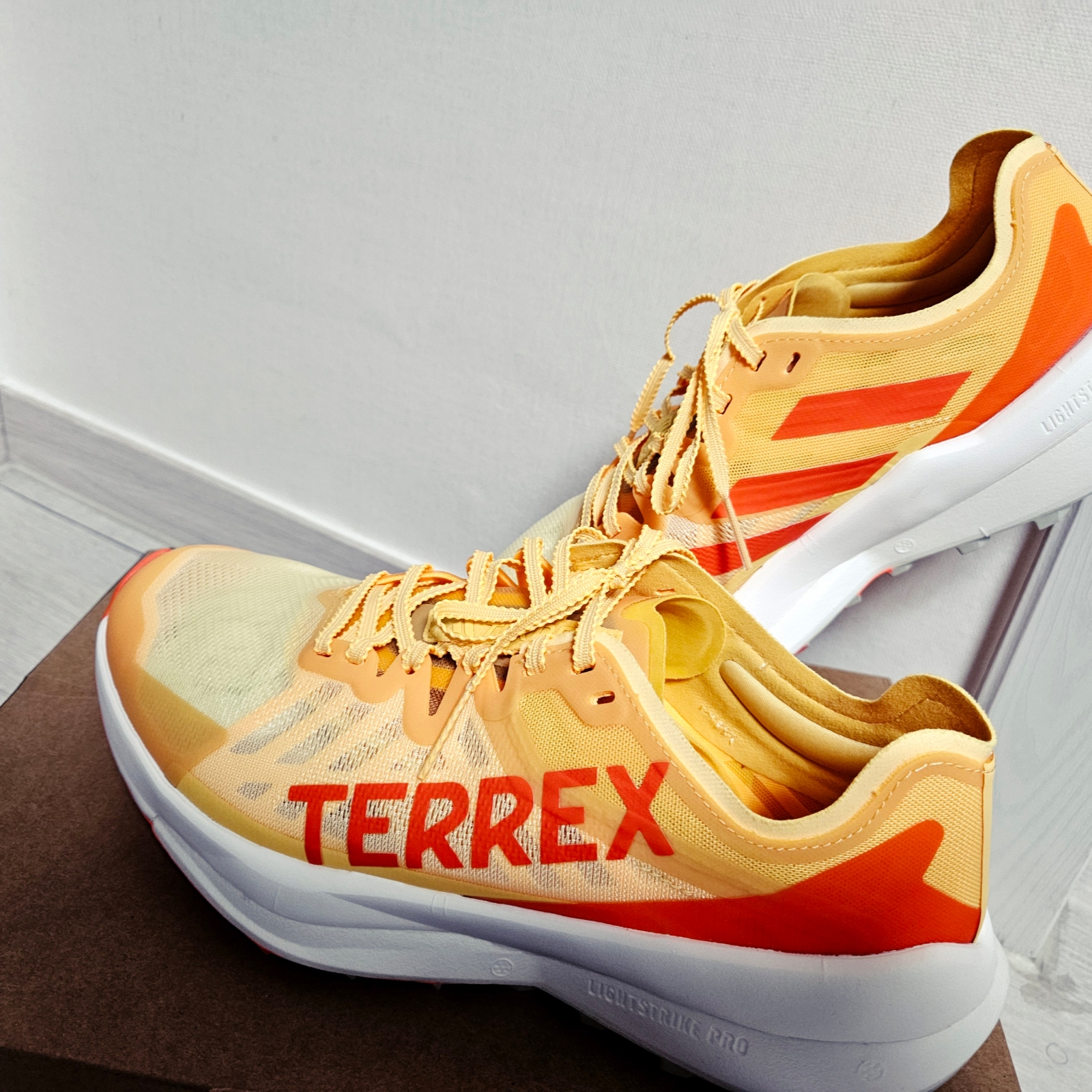 Adidas Terrex Agravic Speed Trail Running Semi Spark Crystal White 착용 스타일 - 2