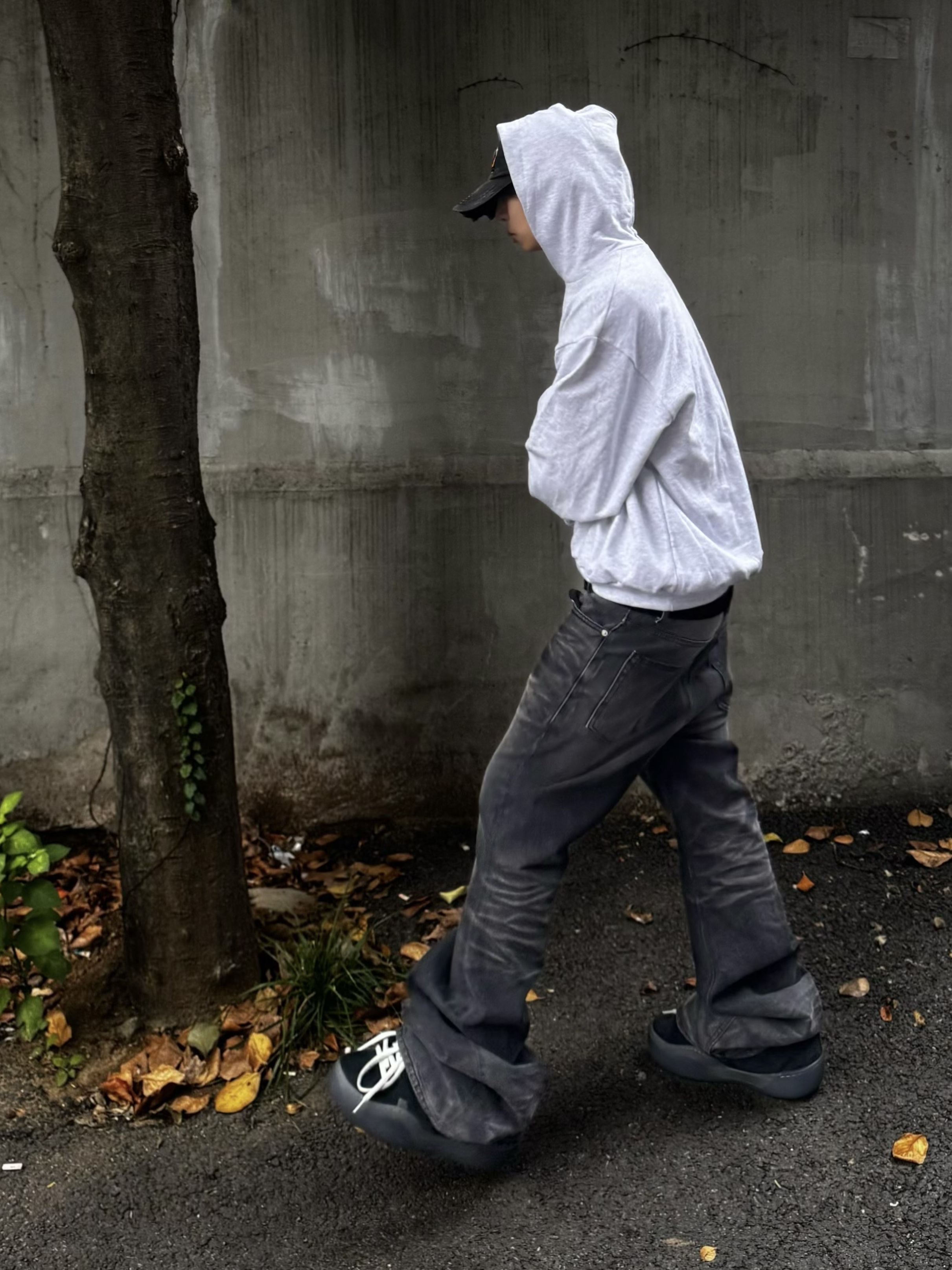 Yeezy x Gosha Rubchinskiy YZY Black Dogs Hoodie Heather Grey, ERL Vamp Skate Shoe Pirate Black 착용 스타일 - 1