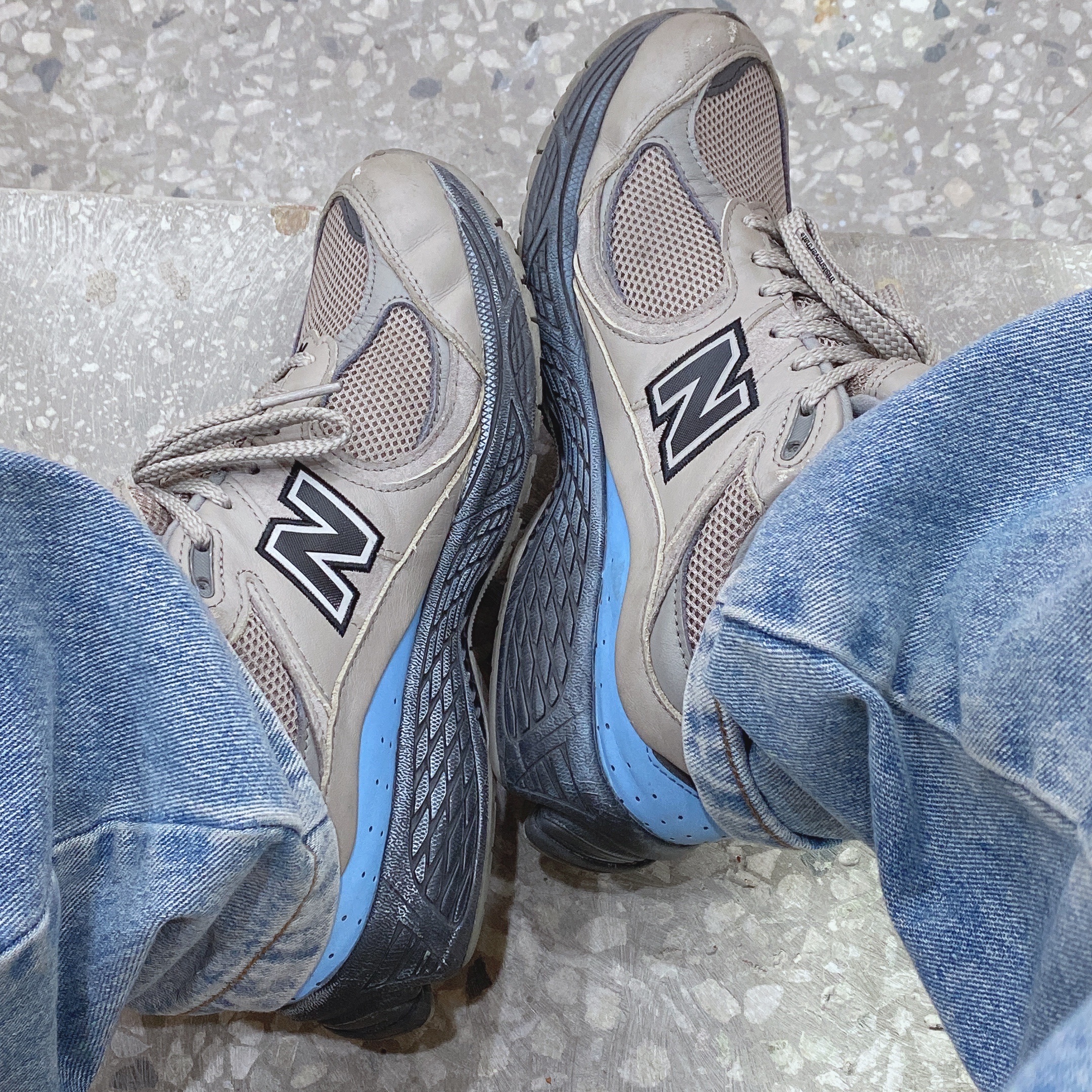 New Balance x Thisisneverthat 2002R Khaki 착용 스타일 - 1