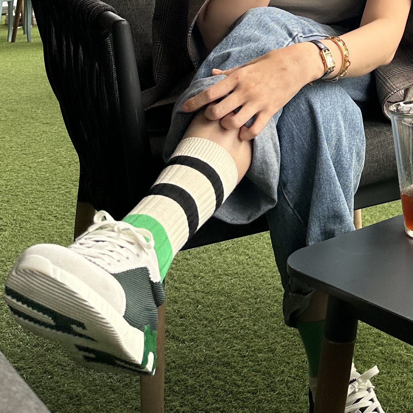 Hermes Bouncing Sneakers Mesh Suede Goatskin & Vert Cactus Blanc 착용 스타일 - 3