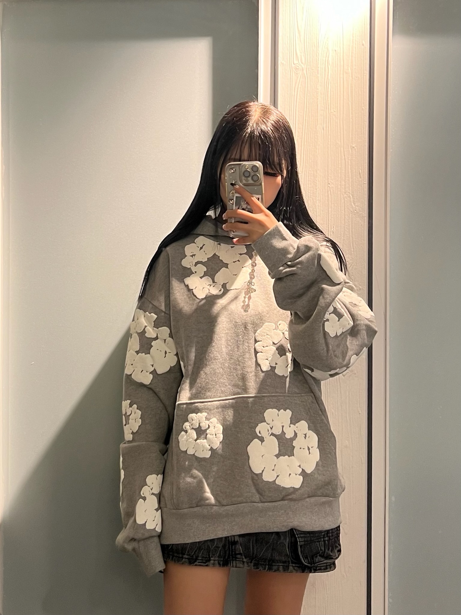 Denim Tears The Cotton Wreath Sweatshirt Grey 착용 스타일 - 1