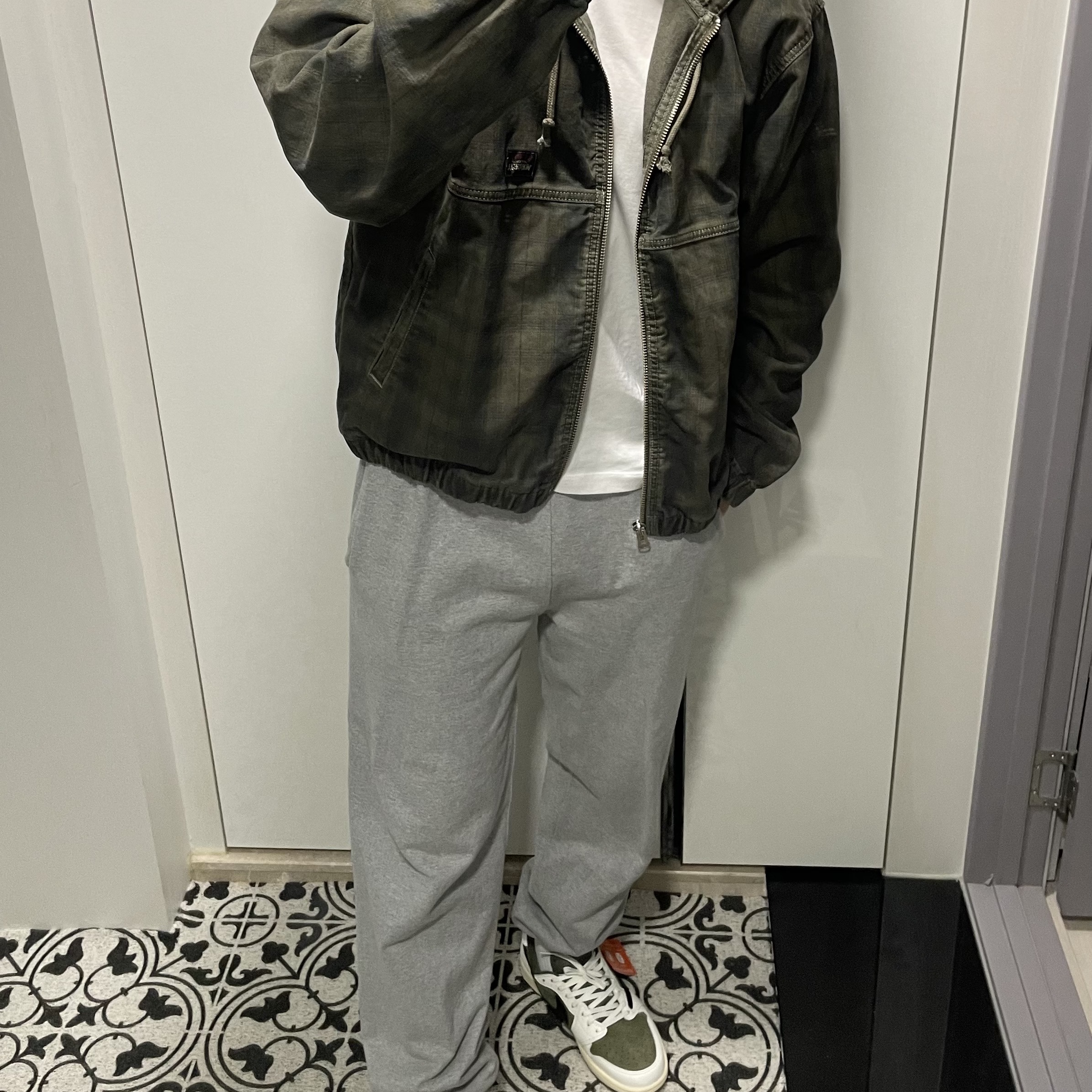 Jordan 1 x Travis Scott Retro Low OG SP Reverse Olive 착용 스타일 - 2