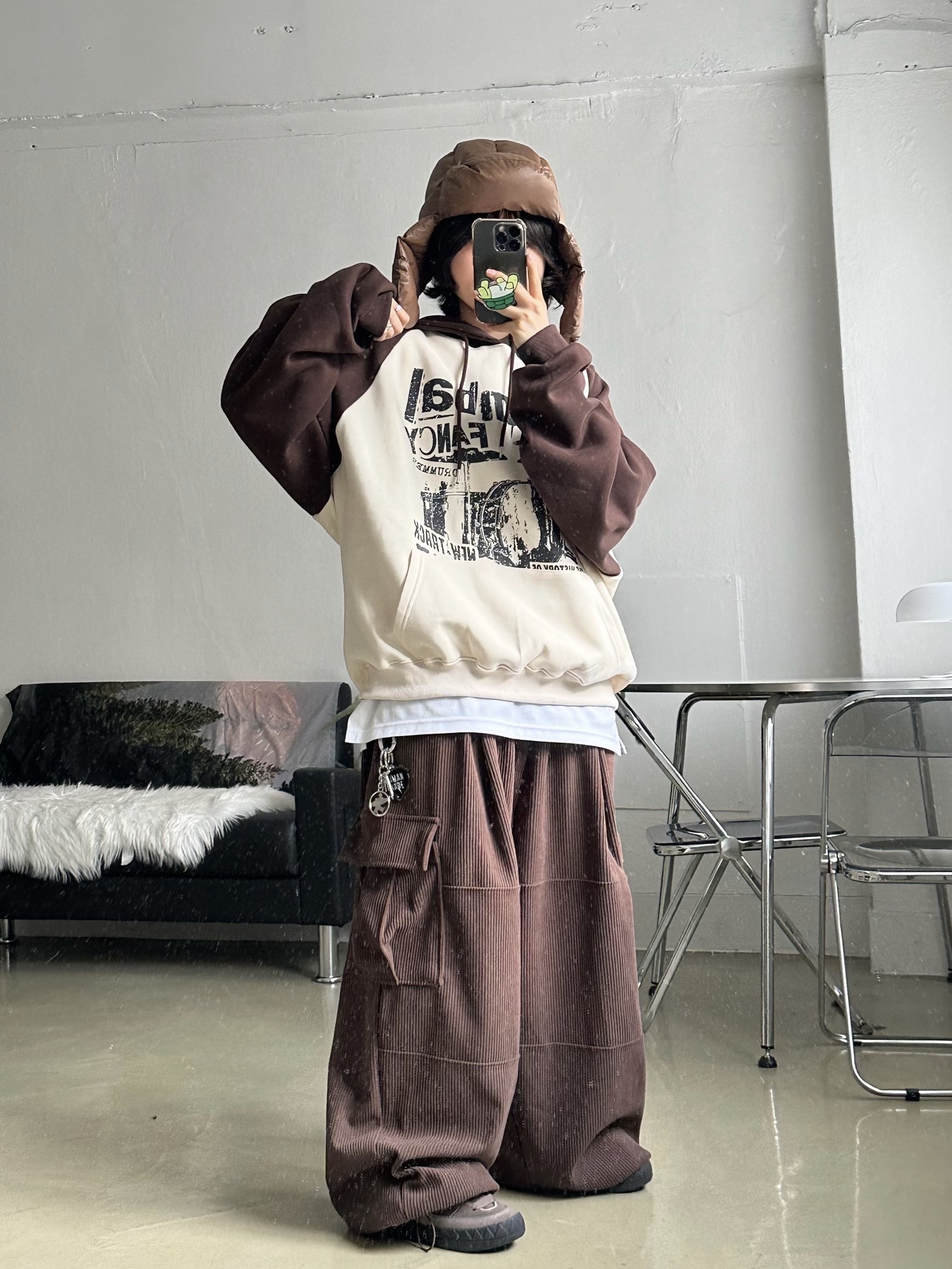 (W) Adidas Adimatic Earth Strata Dark Brown, Human Made Heart Keyring Black 착용 스타일