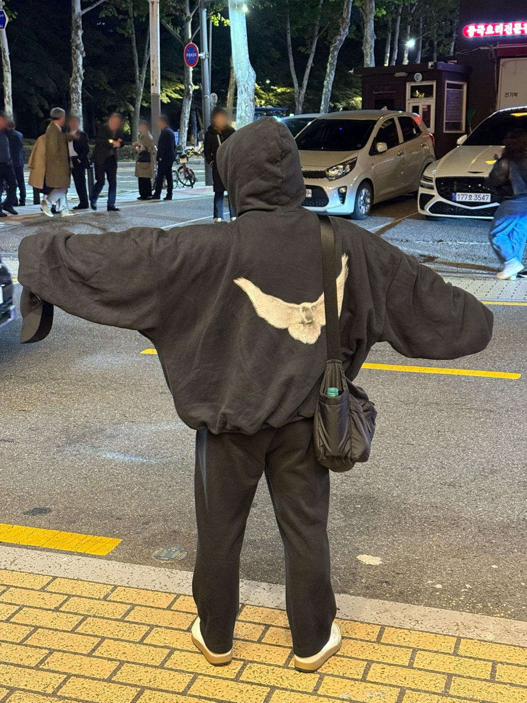 Yeezy Gap Engineered By Balenciaga Dove Hoodie Washed Black, Nike x Tom Sachs General Purpose Shoe Light Cream 착용 스타일