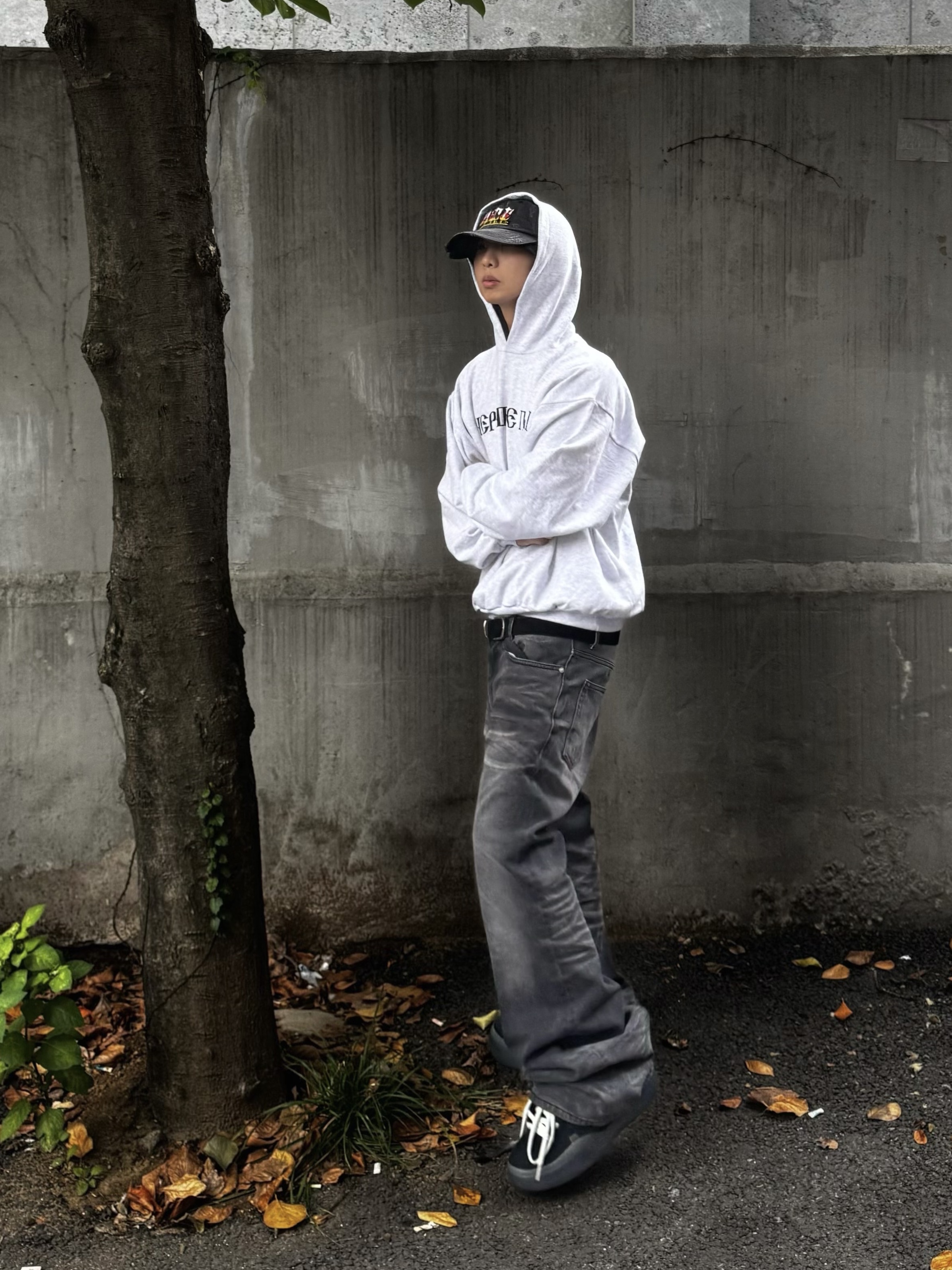 Yeezy x Gosha Rubchinskiy YZY Black Dogs Hoodie Heather Grey, ERL Vamp Skate Shoe Pirate Black 착용 스타일 - 4