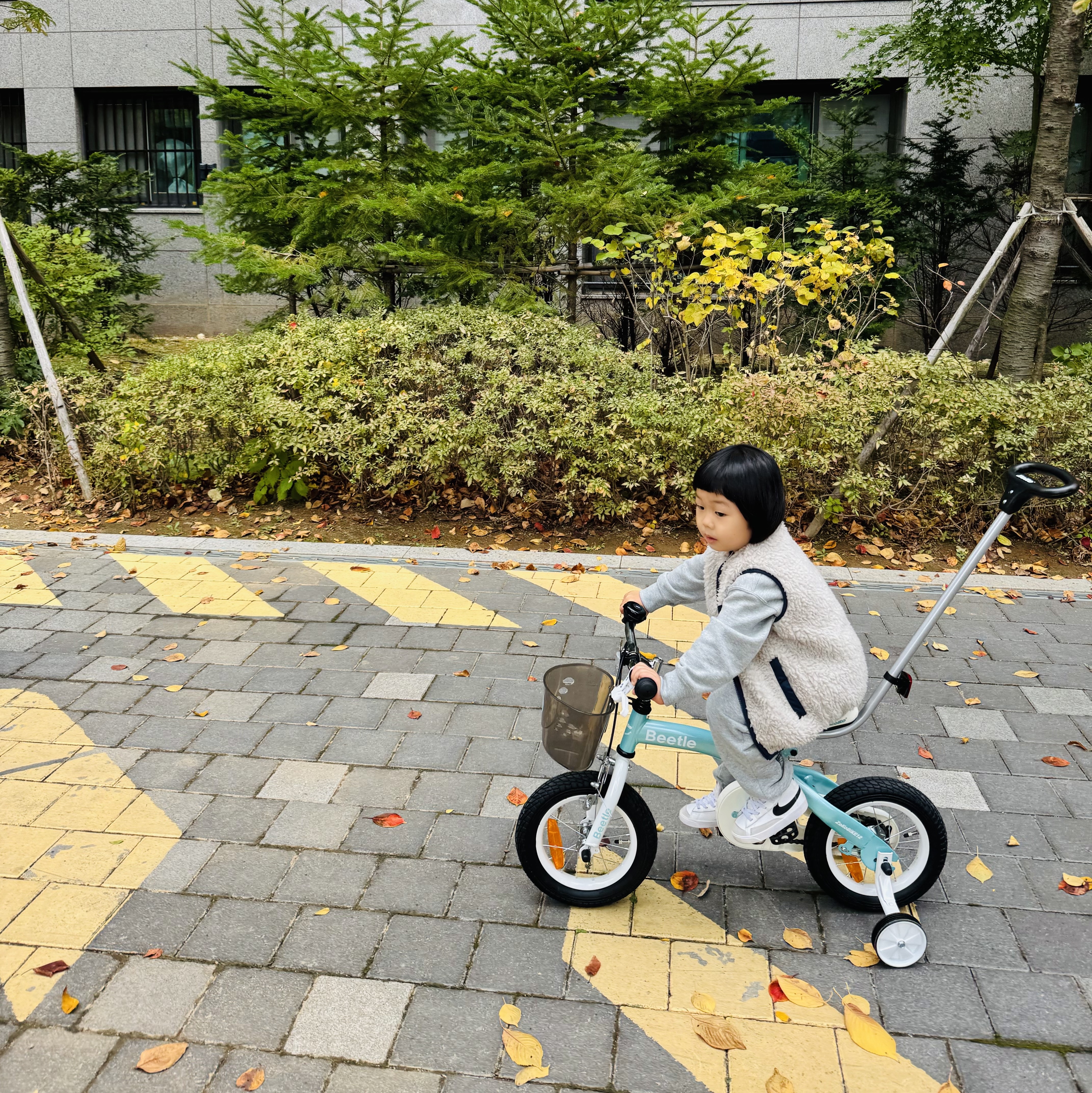 (TD) Nike Blazer Mid '77 White Black, (Kids) Uniqlo UT x Kaws x Warhol Sweatpants A Gray 착용 스타일 - 1