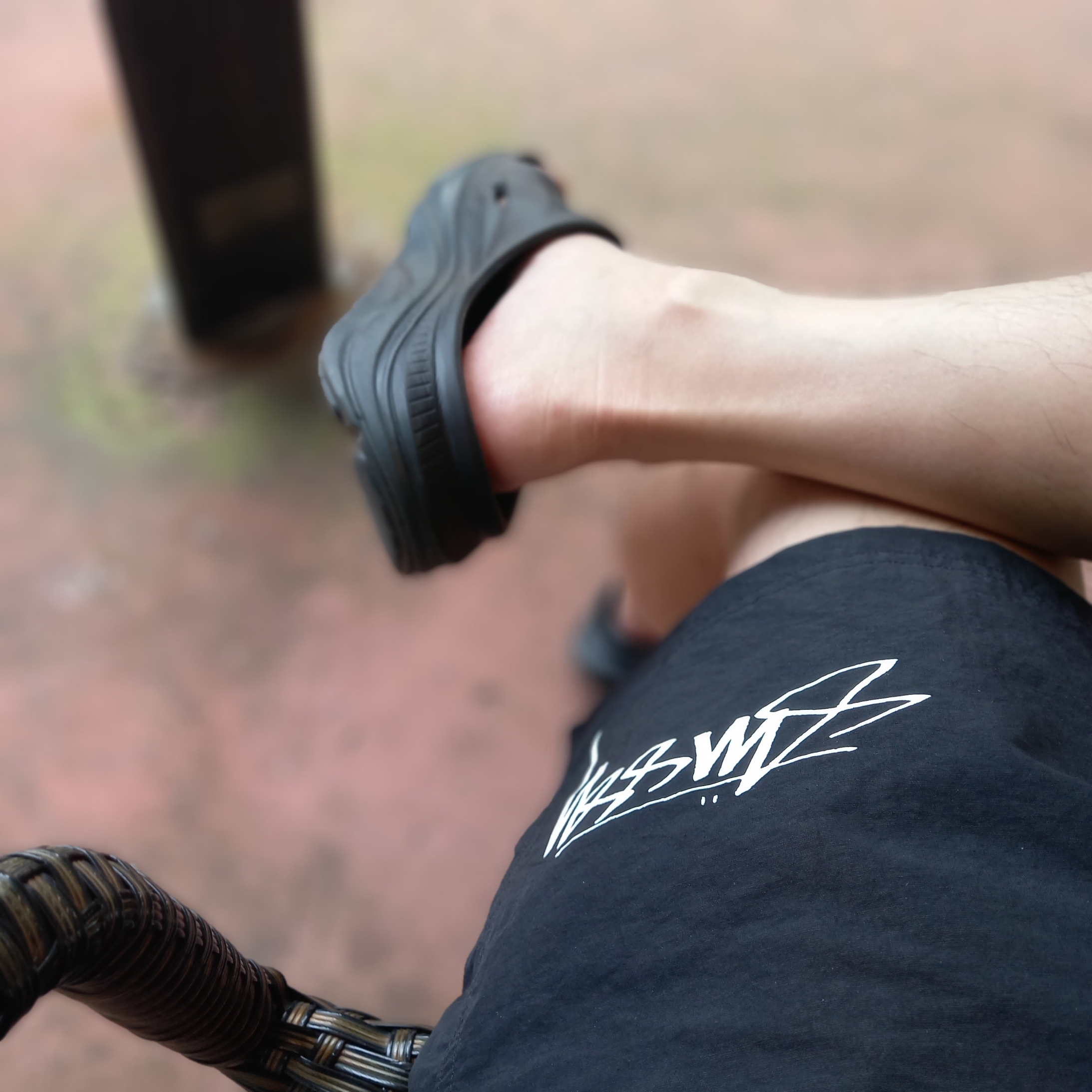 Hoka Ora Recovery Slide 3 Black, Nike x Stussy Shorts Black (FJ9167-010) 착용 스타일 - 1