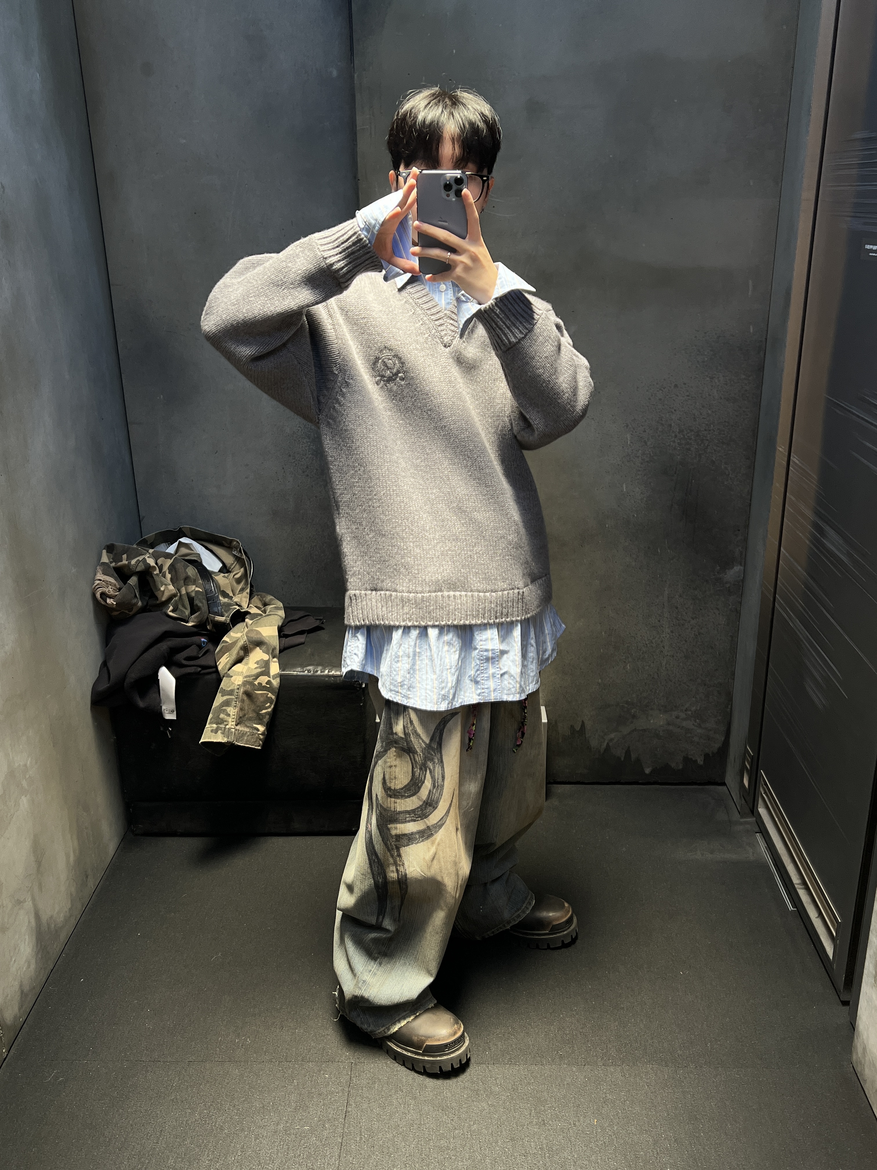 Balenciaga Y2K Stretched Knee Baggy Pants Light Blue 착용 스타일
