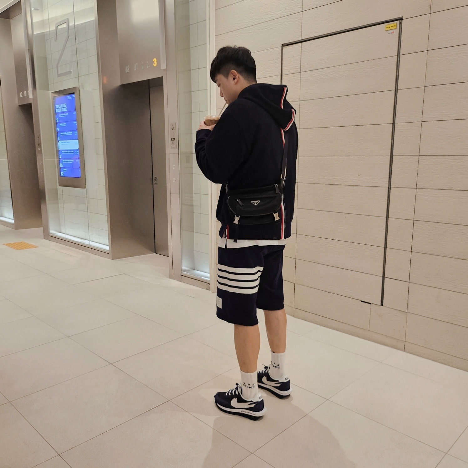 Thom Browne Loopback Jersey Knit Center Back Stripe Pullover Hoodie Navy, Thom Browne Cotton LoopBack Knit Engineered 4-Bar Sweatshorts Navy 착용 스타일 - 1