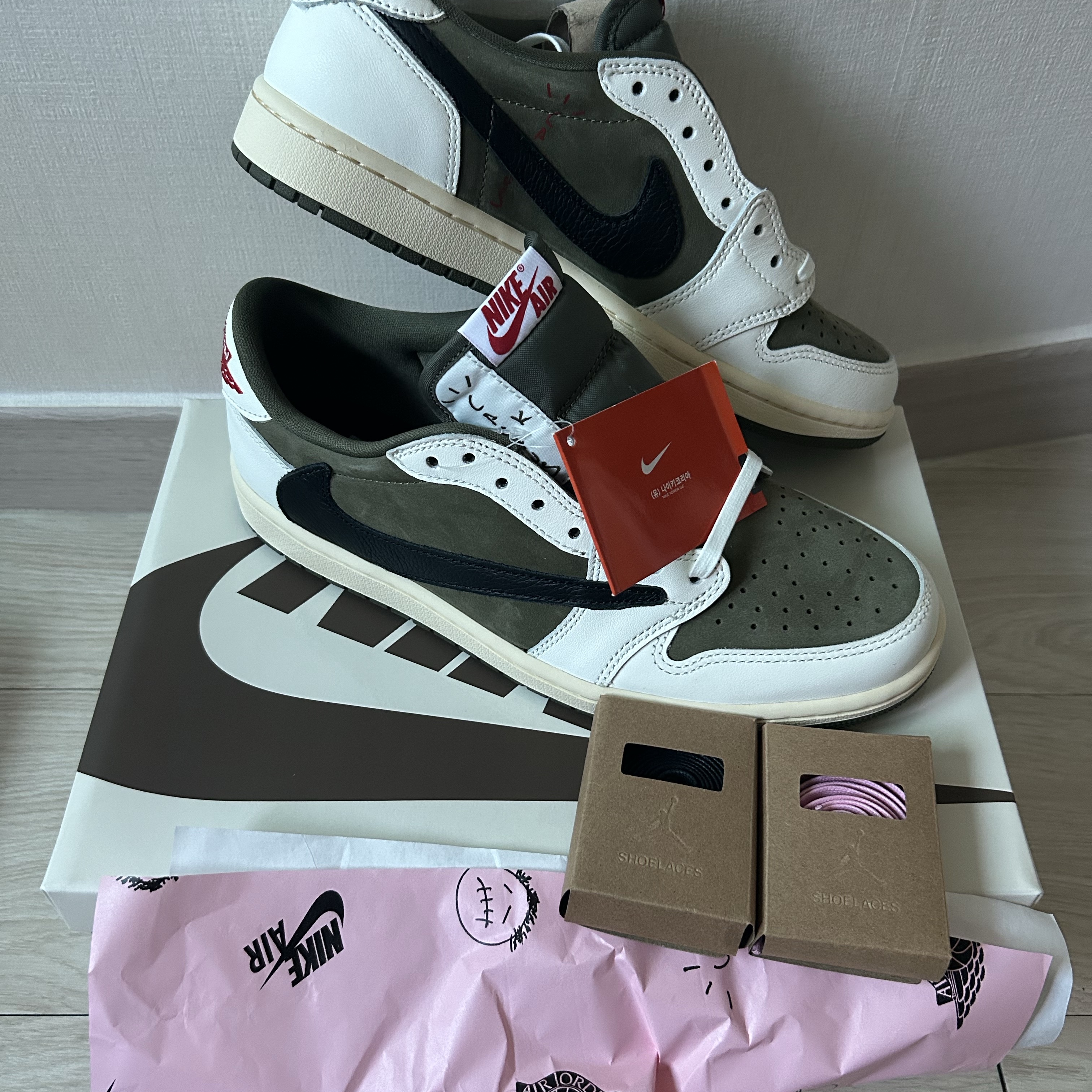 Jordan 1 x Travis Scott Retro Low OG SP Reverse Olive 착용 스타일