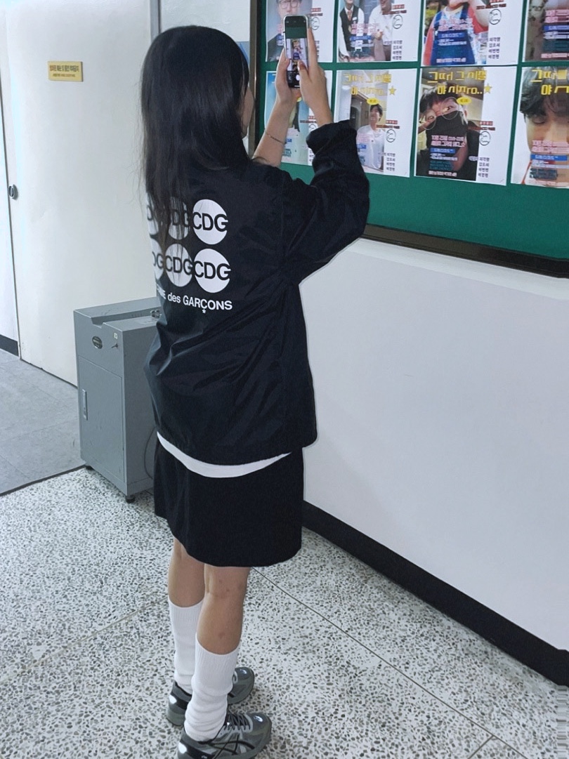 CDG Coach Jacket3 Black, Asics Jog 100 S Sheet Rock - 2E Wide 착용 스타일