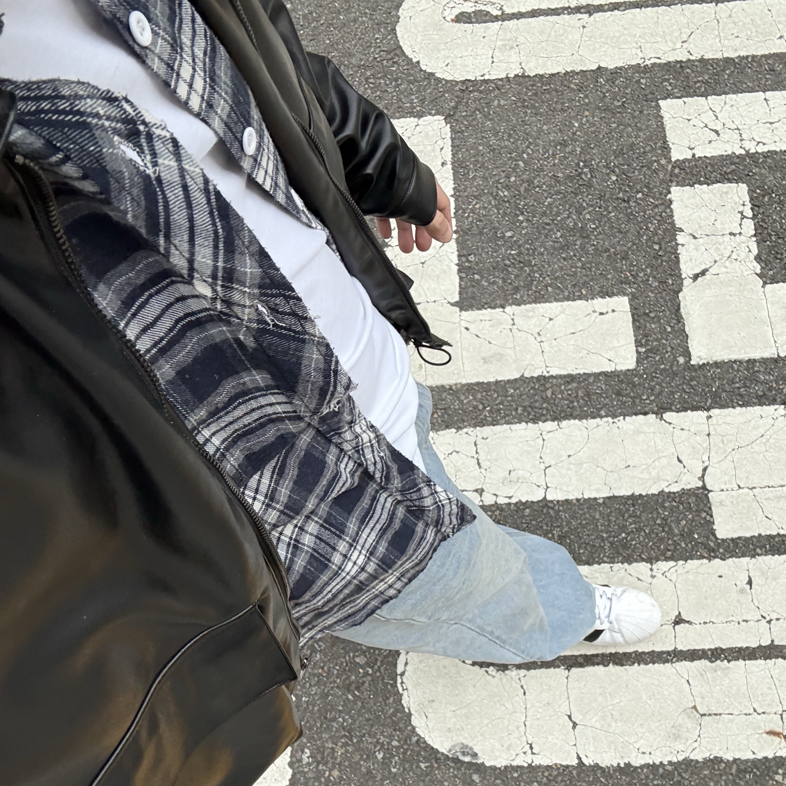 Adidas Superstar XLG Cloud White Core Black, NewJeans Bunini Mini Costume Keyring Gray 착용 스타일