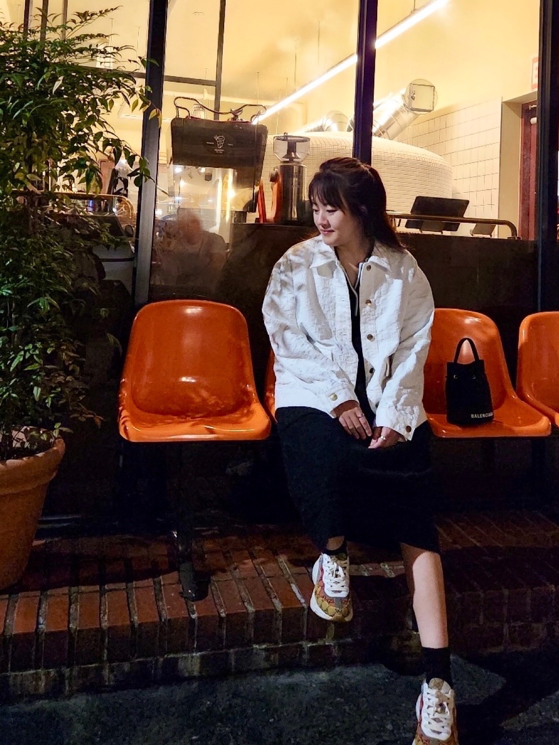 Balenciaga Wheel XS Drawstring Bucket Bag Black White, (W) Gucci Rhyton GG Multicolor Sneakers White 착용 스타일