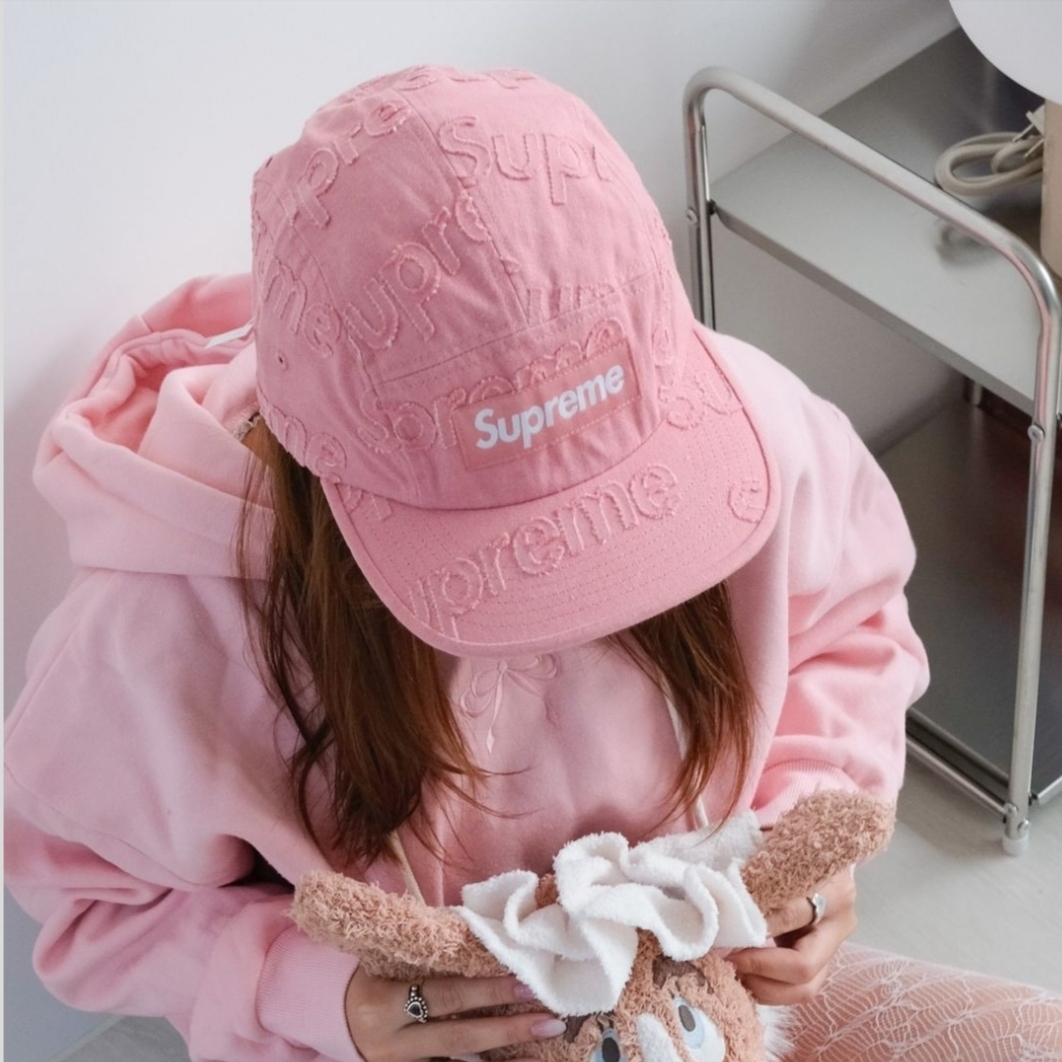 Supreme Lasered Denim Camp Cap Pink - 24FW, Supreme Lasered Denim Camp Cap White - 24FW 착용 스타일 - 1