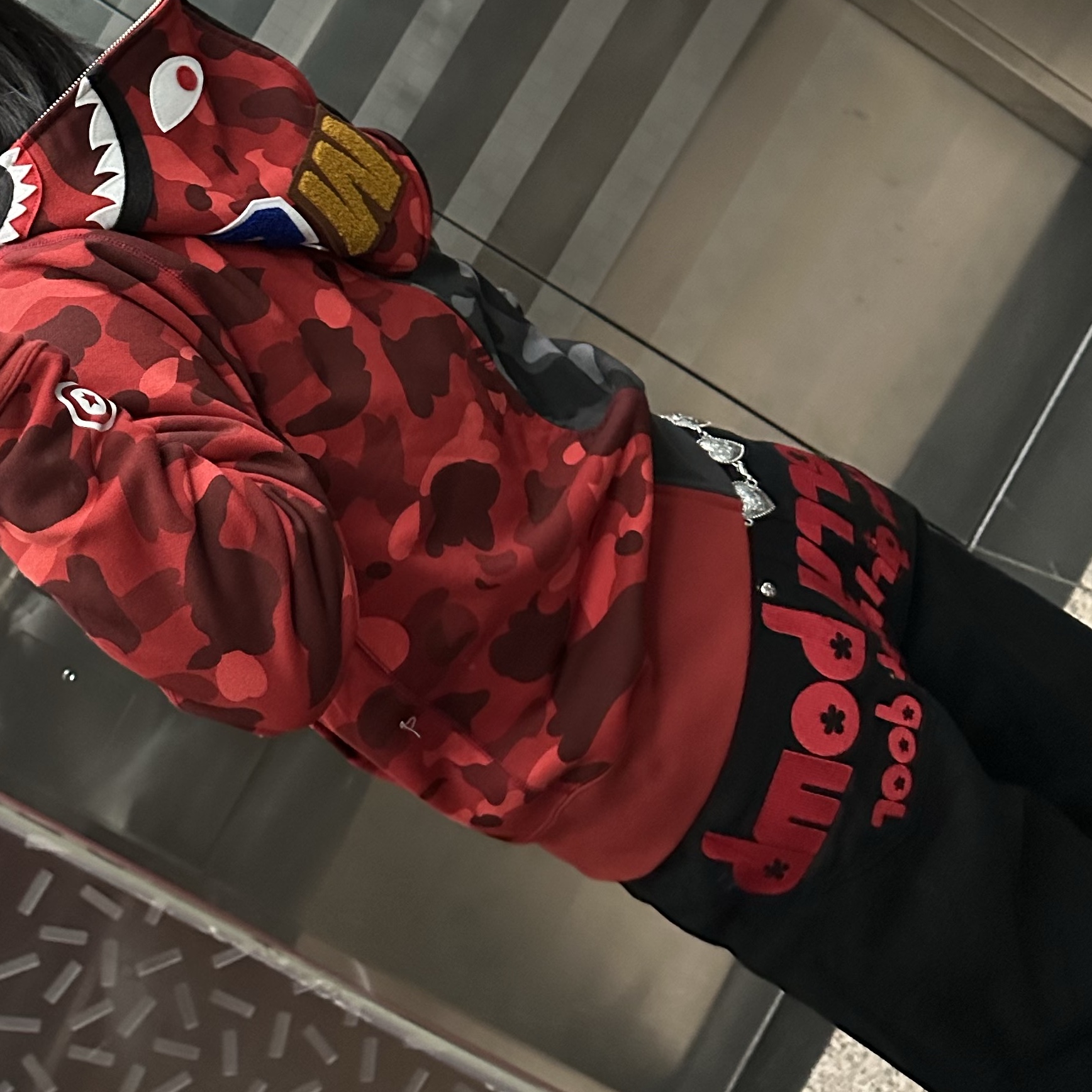 BAPE Color Camo Separate Shark Full Zip Hoodie Red Black, BAPE Color Camo Double Shark Full Zip Hoodie Bright Red 착용 스타일 - 1