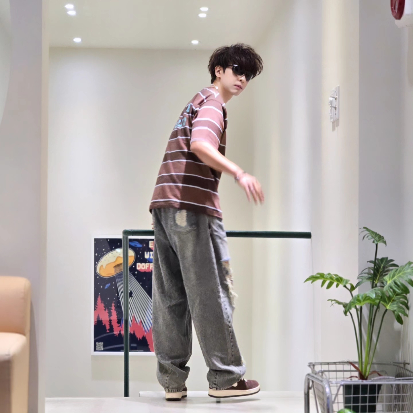 IAB Studio Striped T-Shirt Brown, Samsung Galaxy Watch6 44mm LTE Silver (Korean Ver.) 착용 스타일 - 2