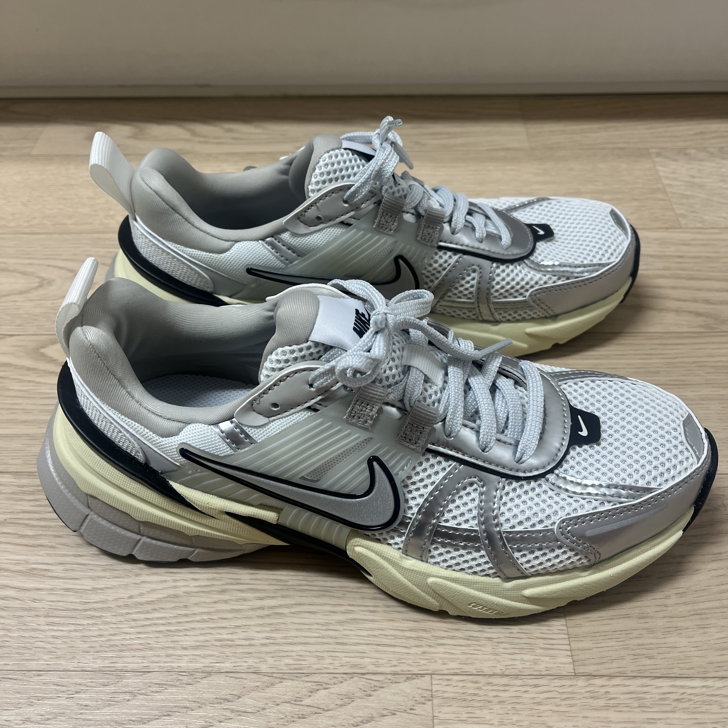 Nike V2K Run Summit White Metallic Silver 착용 스타일