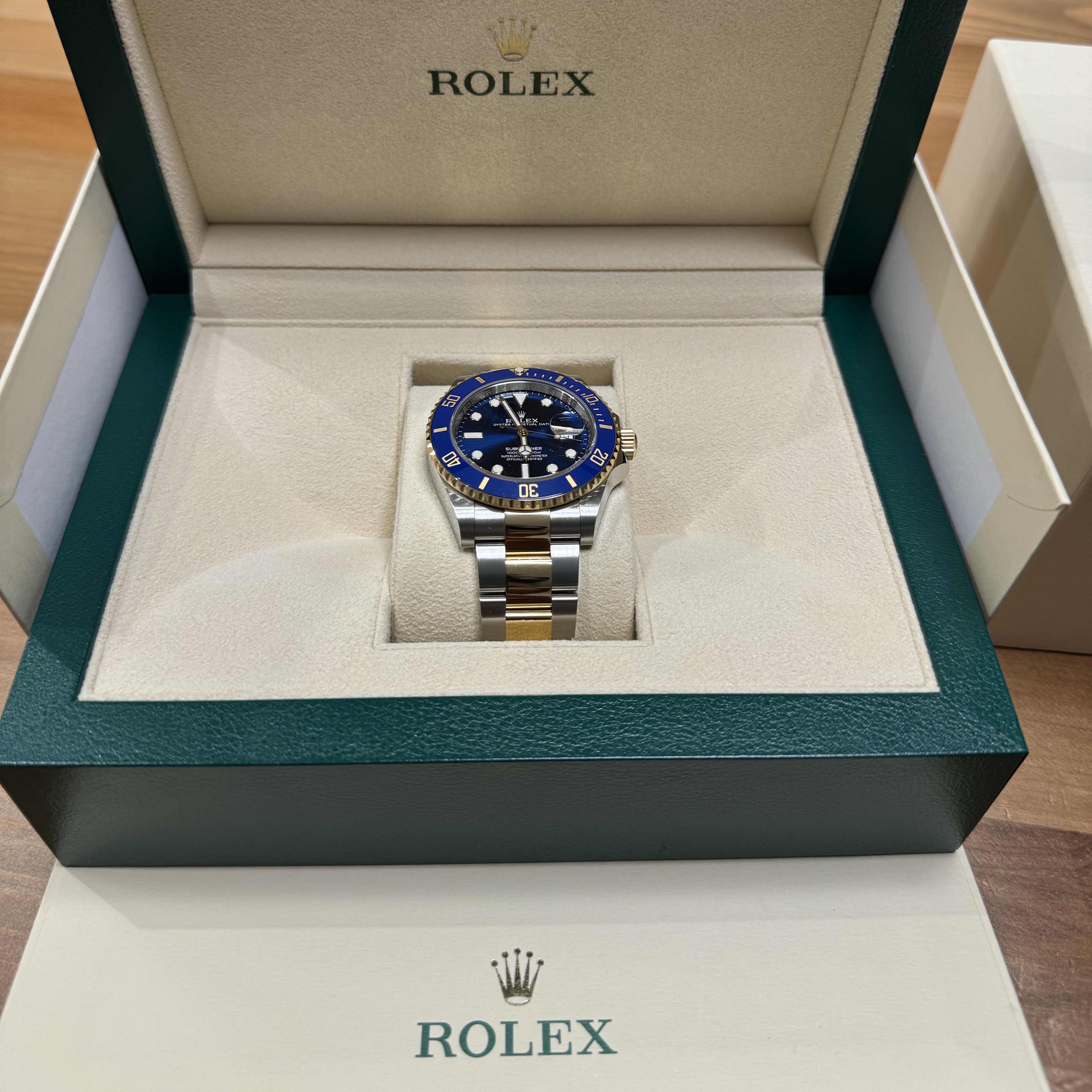 Rolex Submariner Date 41mm 126613LB Royal Blue Oyster 착용 스타일