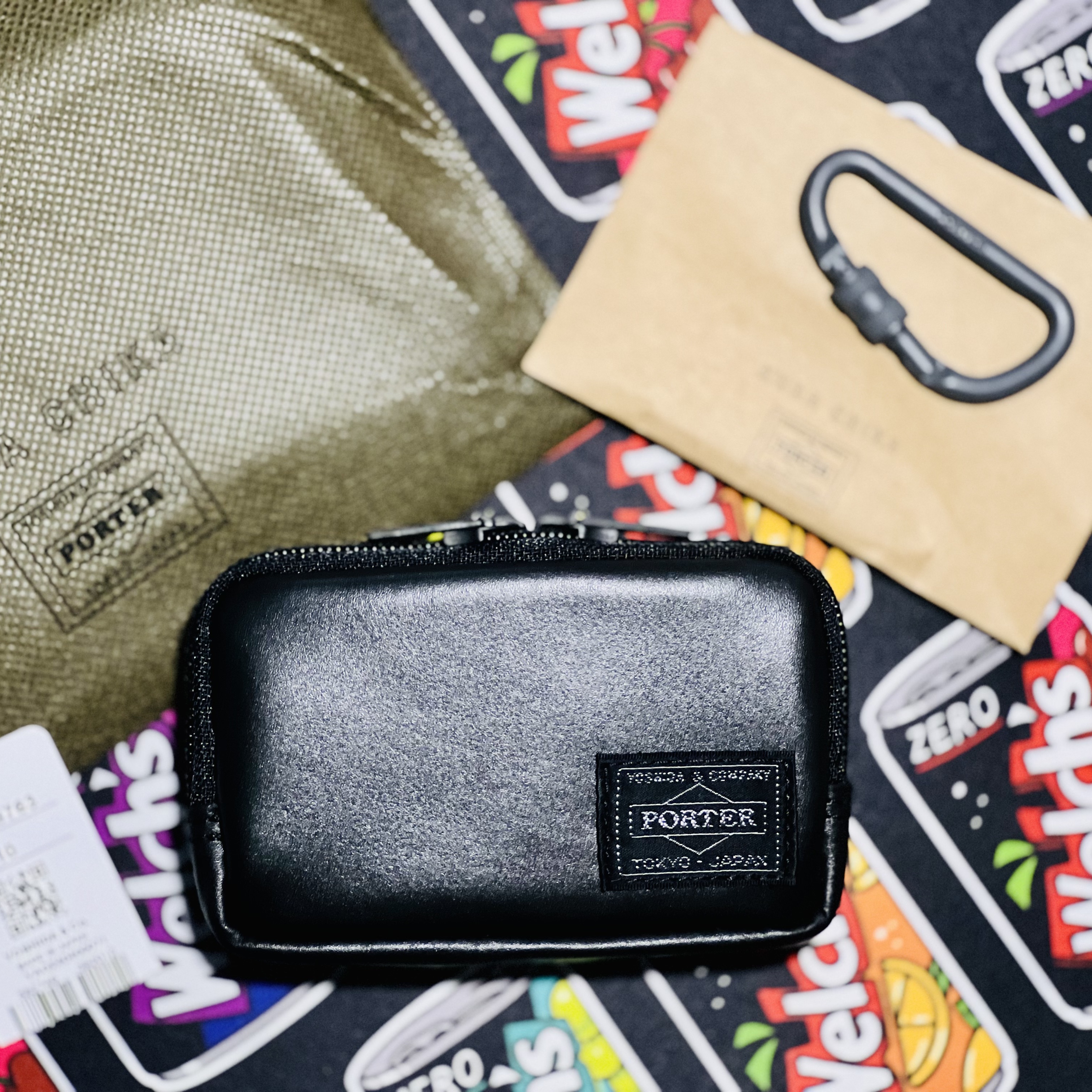 Porter Aloof Coin Case Black 착용 스타일