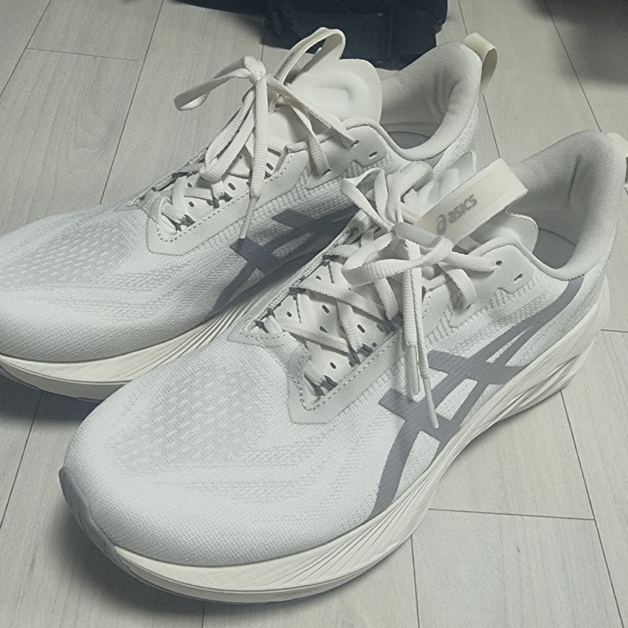 Asics Novablast 4 LE Birch Moonrock 착용 스타일 - 1
