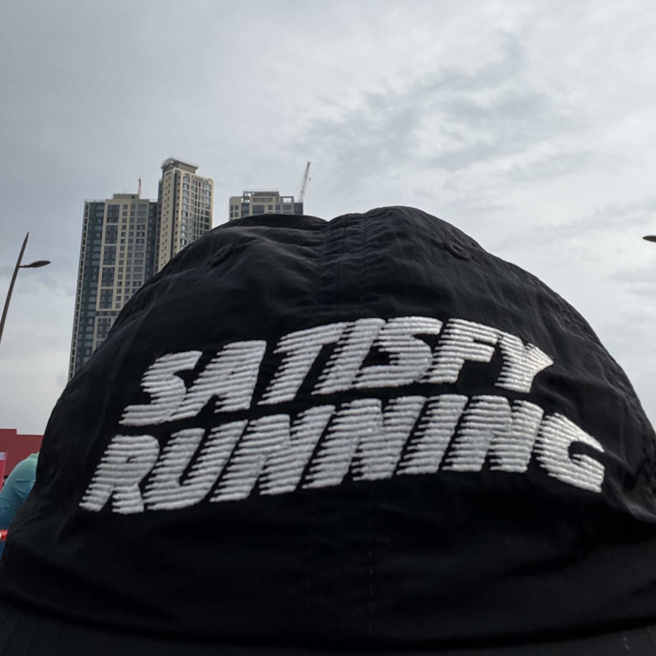 Satisfy Flitesilk Running Cap Black 착용 스타일