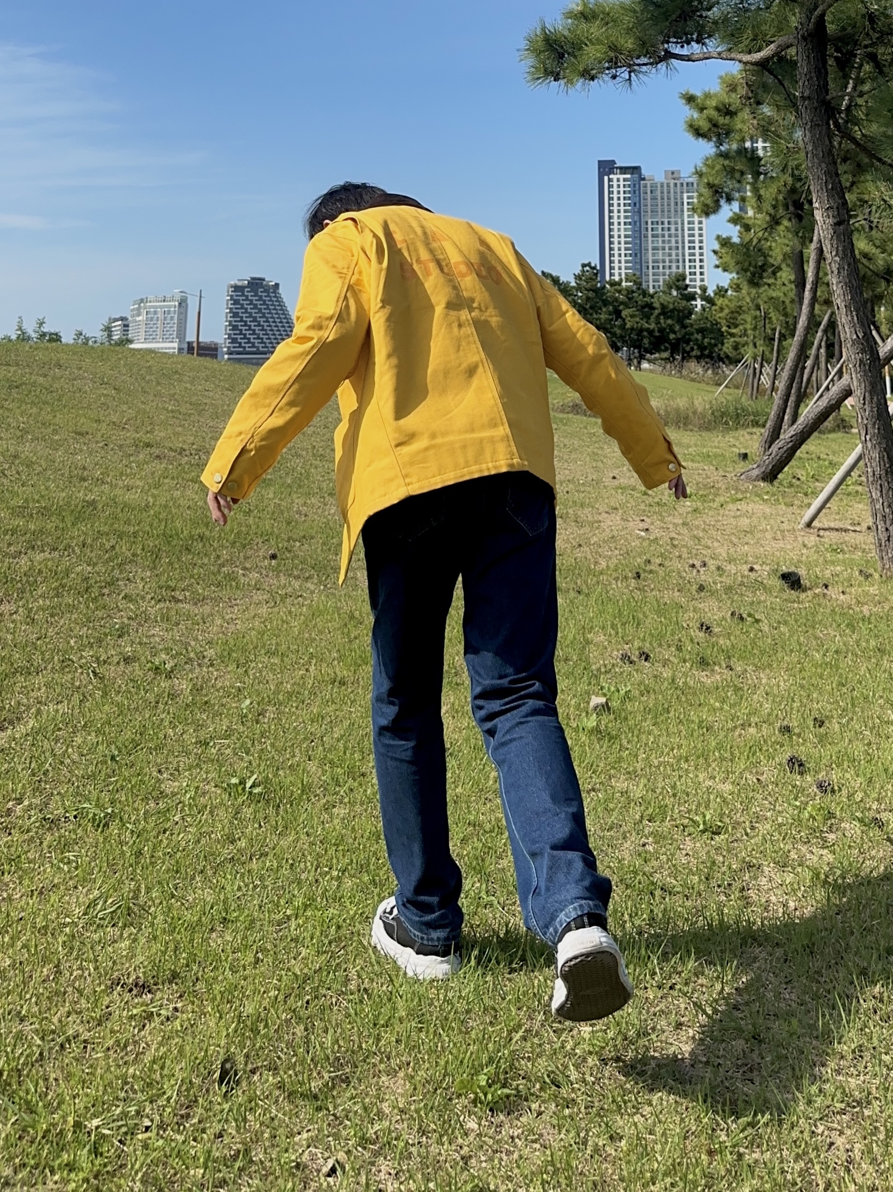Carhartt WIP x IAB Studio OG Chore Coat Yellow, Maison Mihara Yasuhiro Hank VL OG Sole Canvas Low-top Sneakers Black 착용 스타일 - 3