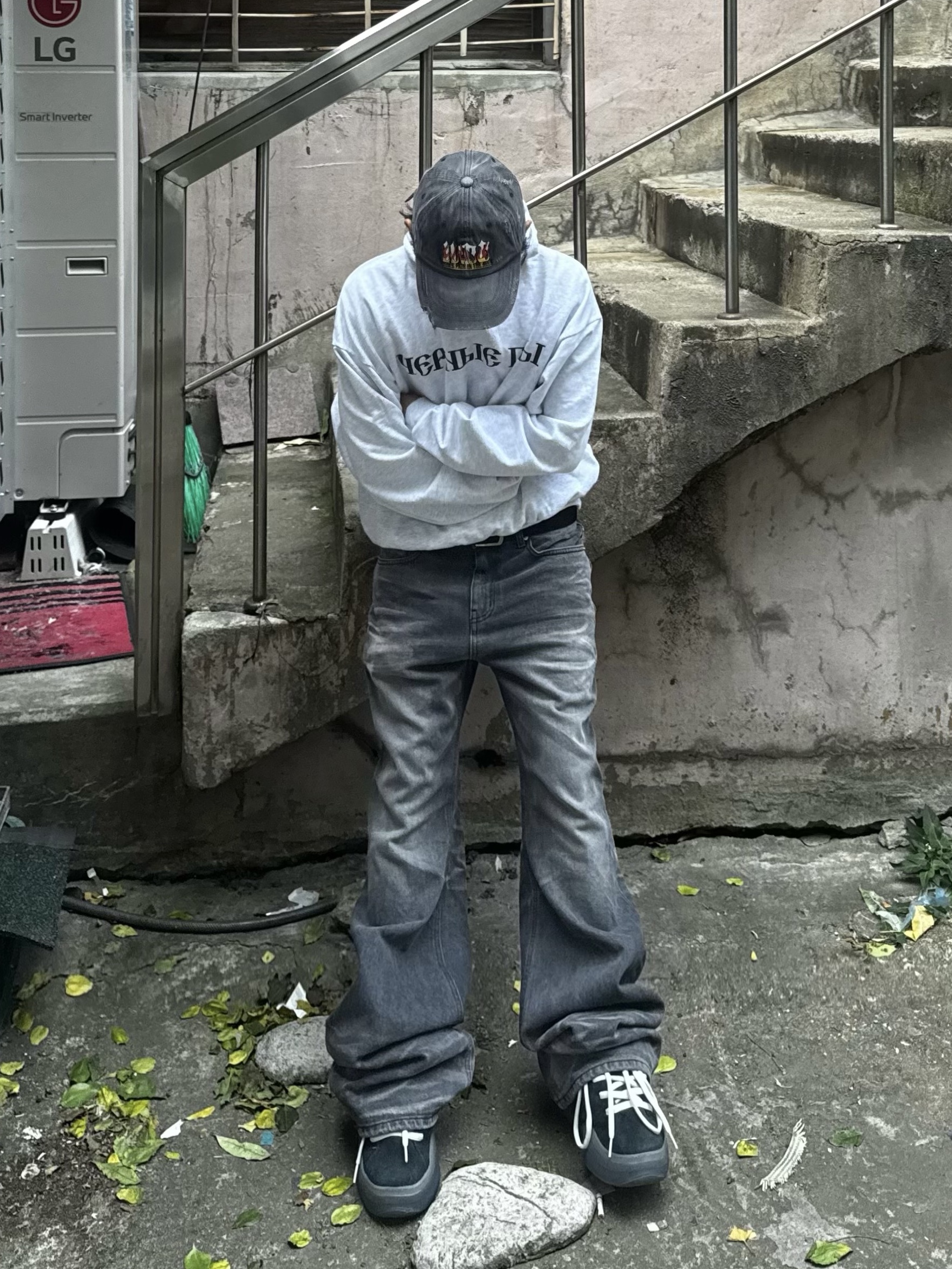 Yeezy x Gosha Rubchinskiy YZY Black Dogs Hoodie Heather Grey, ERL Vamp Skate Shoe Pirate Black 착용 스타일 - 3