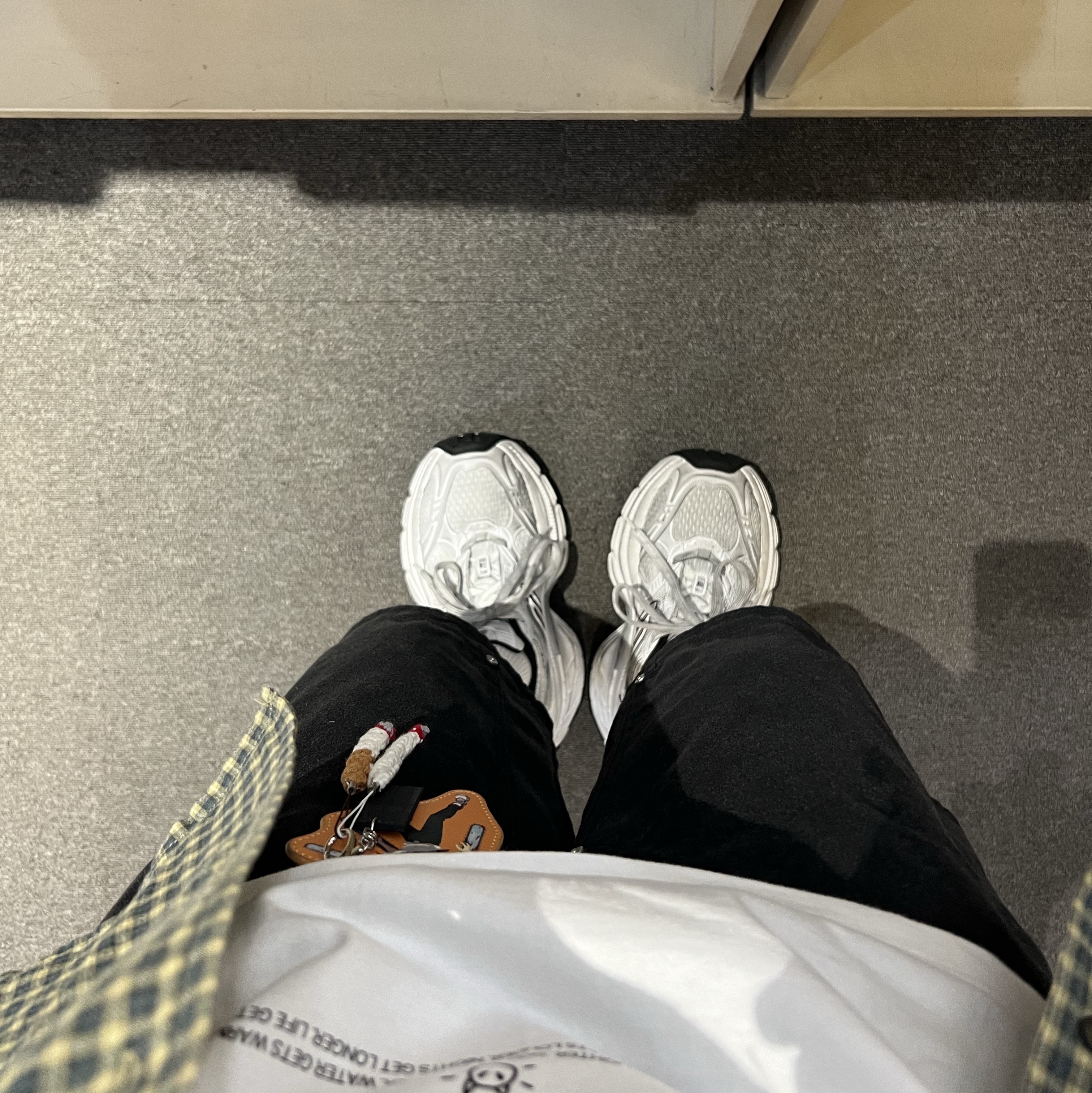 Balenciaga 10XL Sneakers White Grey Silver Black 착용 스타일 - 3