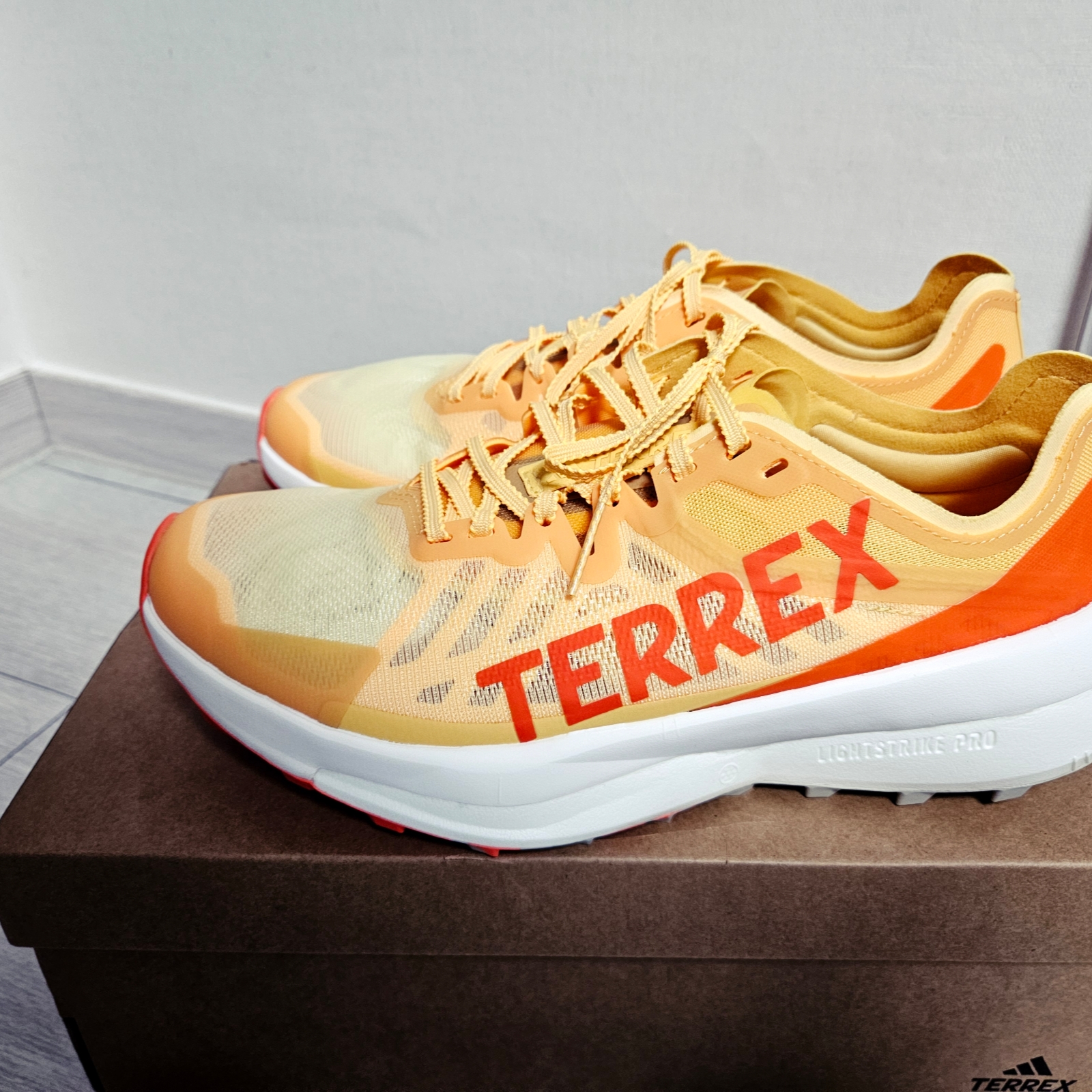 Adidas Terrex Agravic Speed Trail Running Semi Spark Crystal White 착용 스타일 - 1