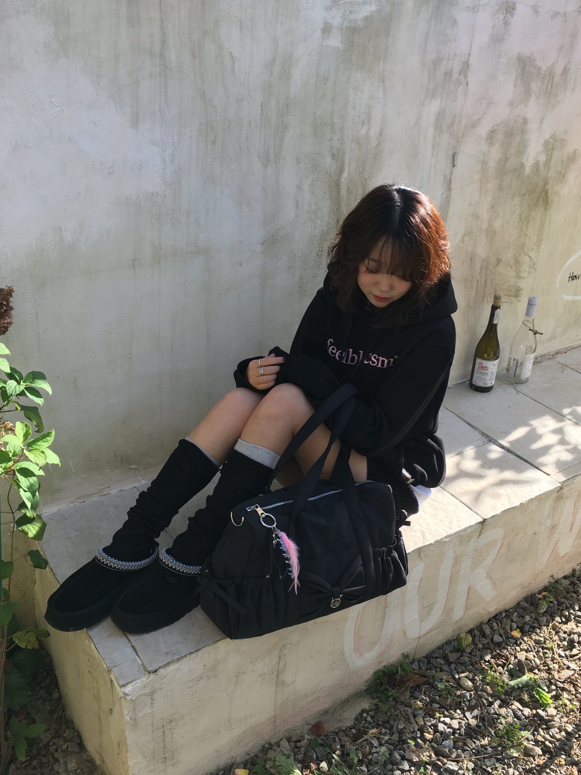 (W) UGG Tazz Slipper Black 착용 스타일 - 3