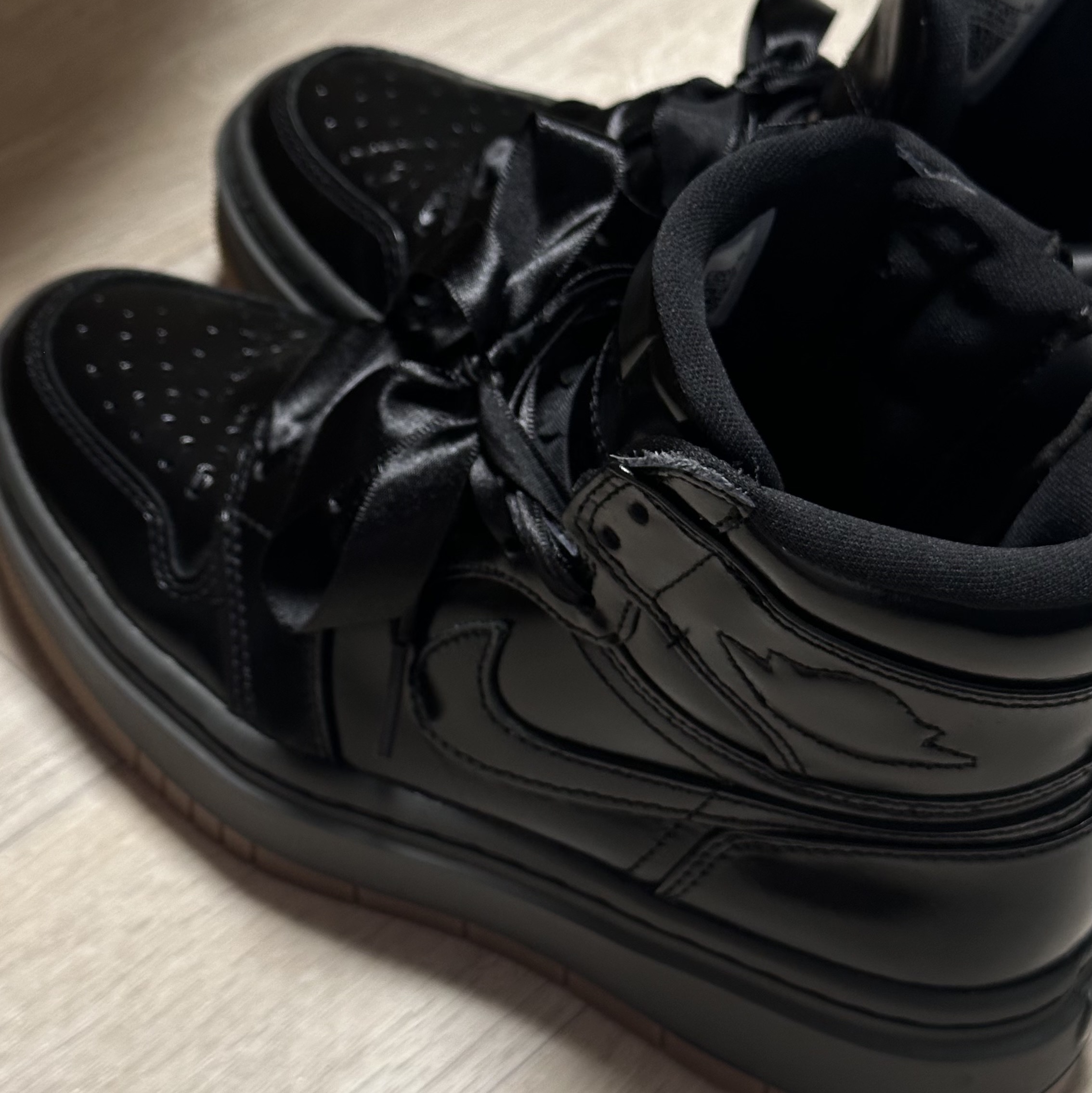 (W) Jordan 1 Elevate High SE Black Medium Ash 착용 스타일 - 2