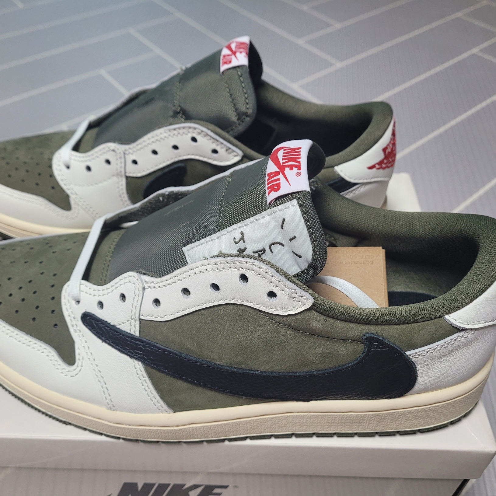 Jordan 1 x Travis Scott Retro Low OG SP Reverse Olive 착용 스타일