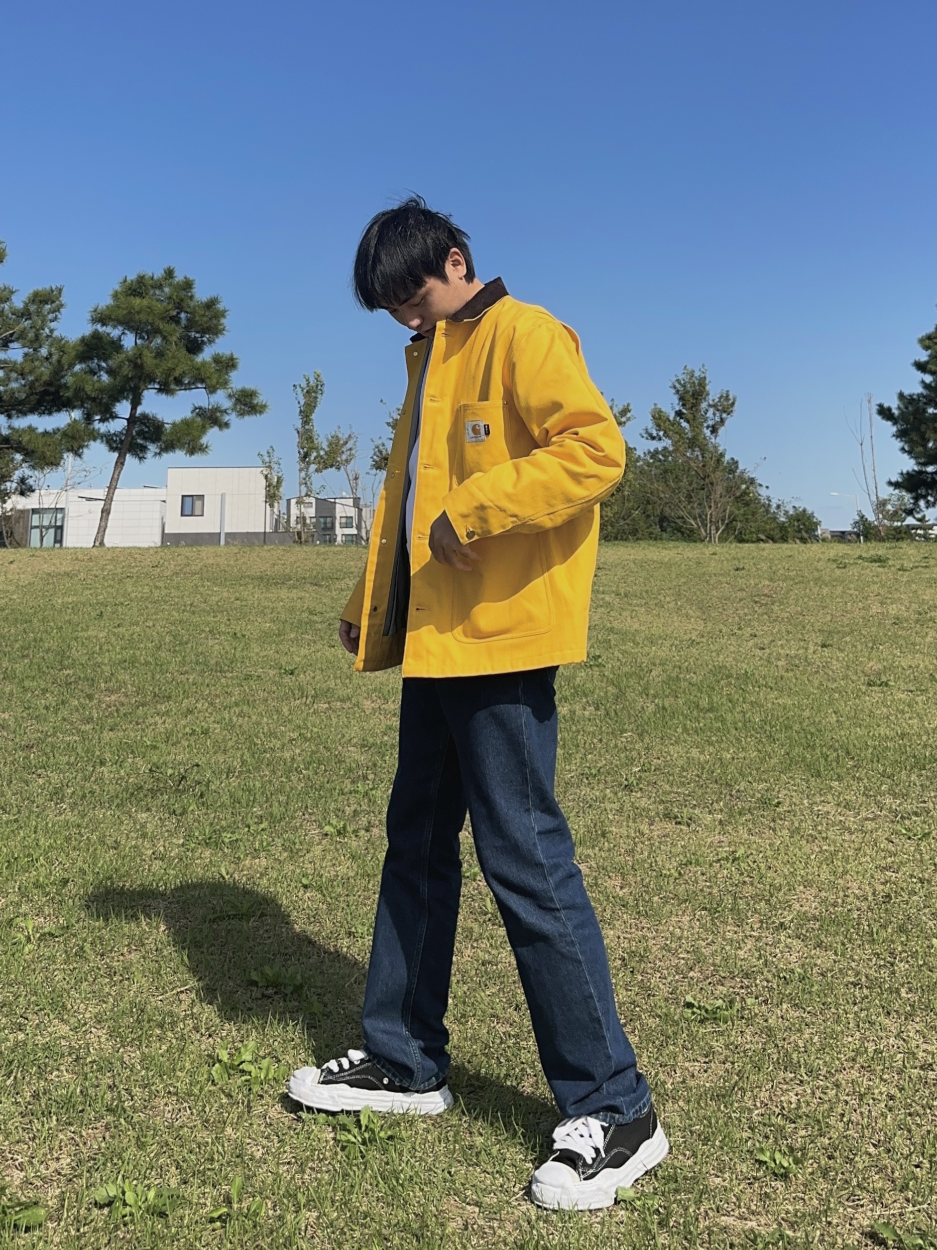 Carhartt WIP x IAB Studio OG Chore Coat Yellow, Maison Mihara Yasuhiro Hank VL OG Sole Canvas Low-top Sneakers Black 착용 스타일 - 1