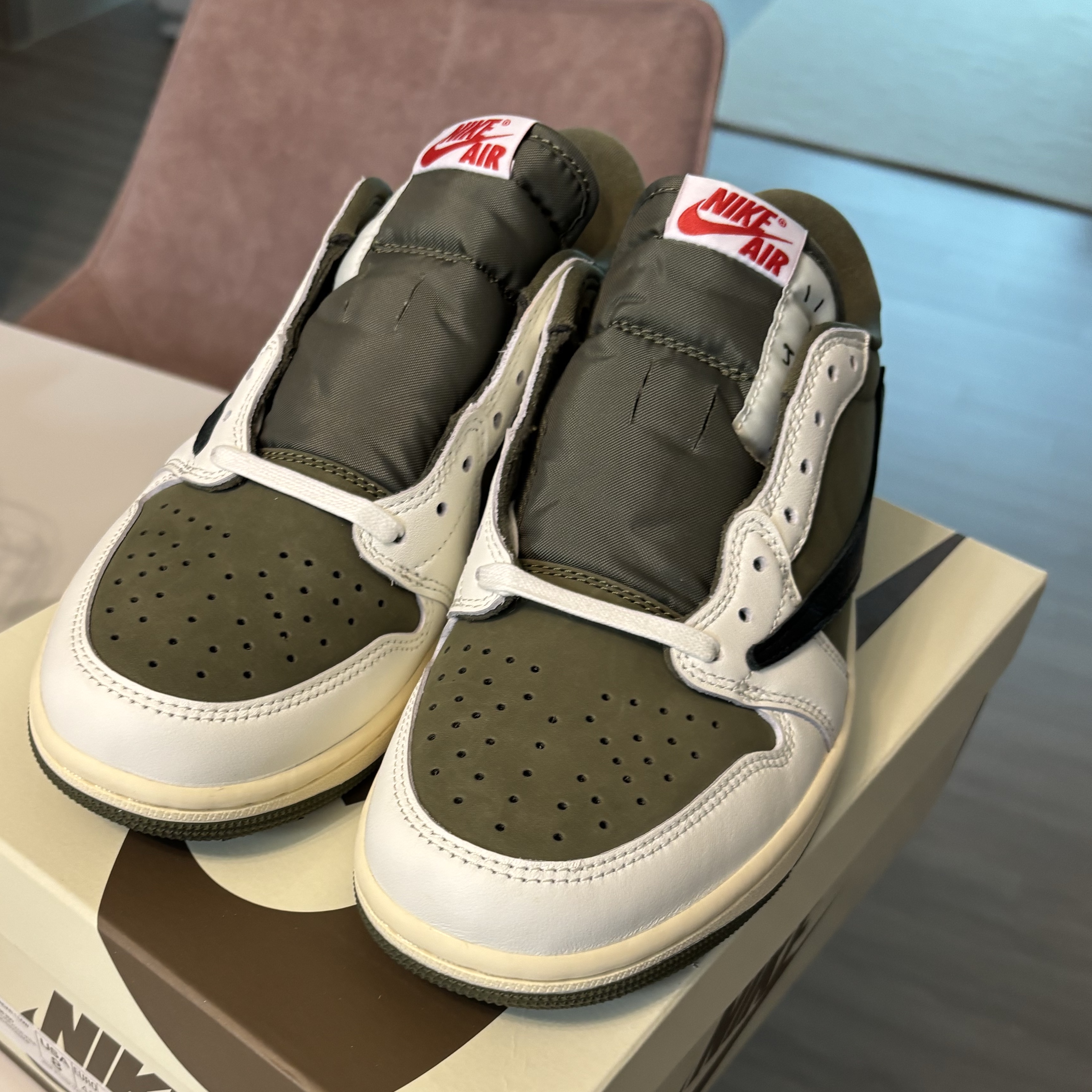 Jordan 1 x Travis Scott Retro Low OG SP Reverse Olive 착용 스타일