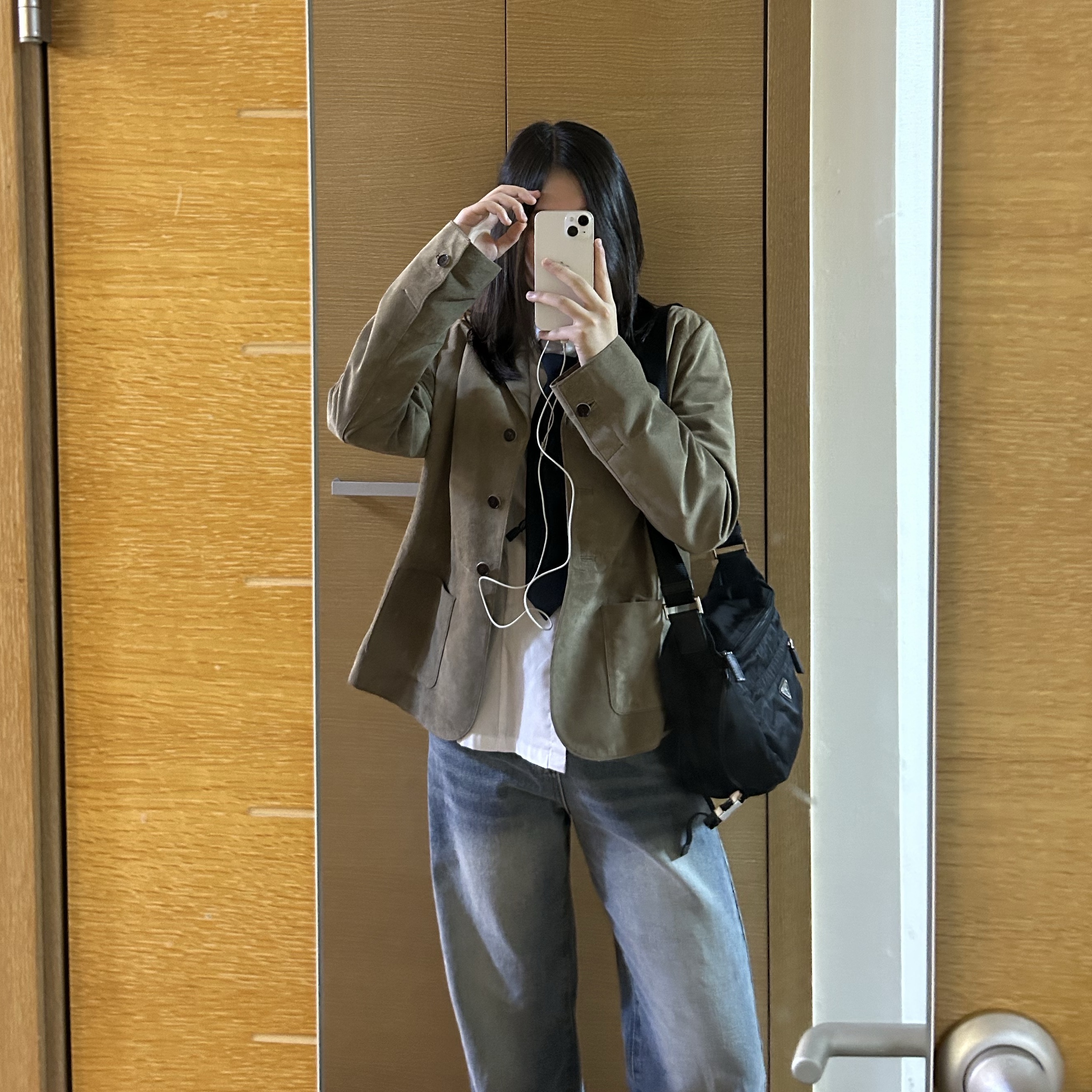 Prada Re-Nylon and Saffiano Leather Shoulder Bag Black, Onitsuka Tiger Mexico 66 SD Pure Silver 착용 스타일