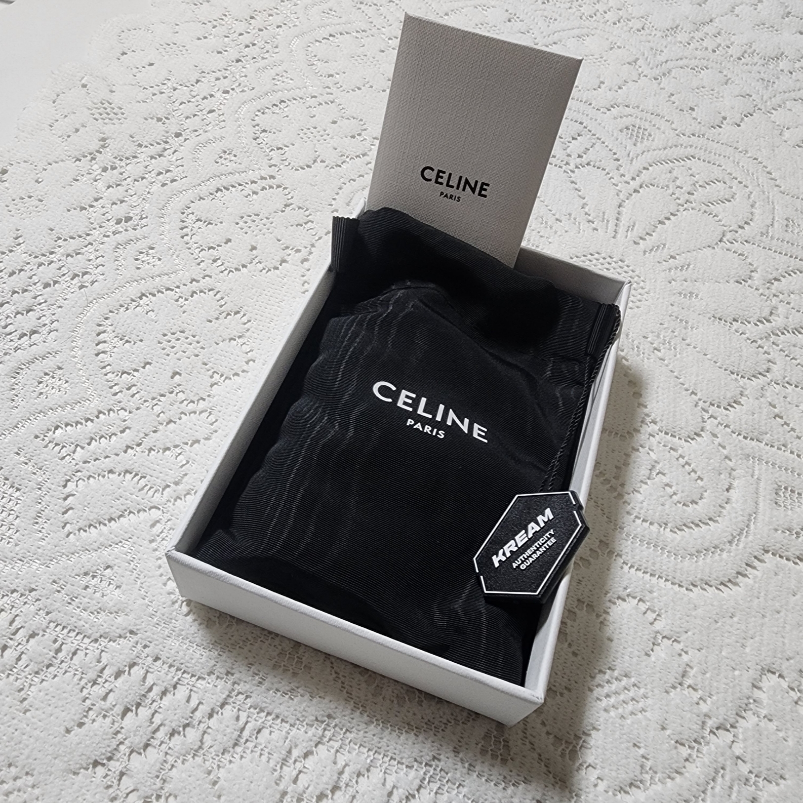 Celine Card Holder with Flap in Shiny Calfskin Black 착용 스타일 - 2