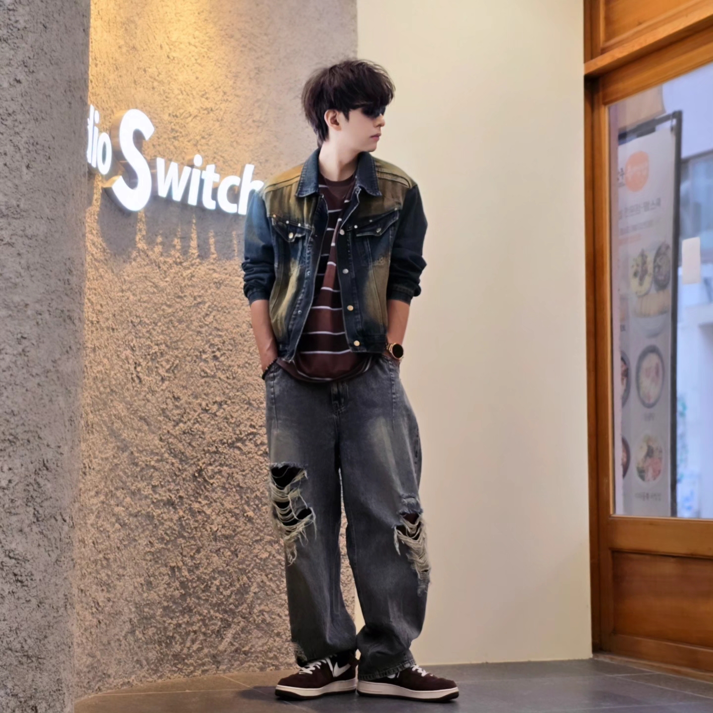 IAB Studio Striped T-Shirt Brown, Samsung Galaxy Watch6 44mm LTE Silver (Korean Ver.) 착용 스타일 - 1