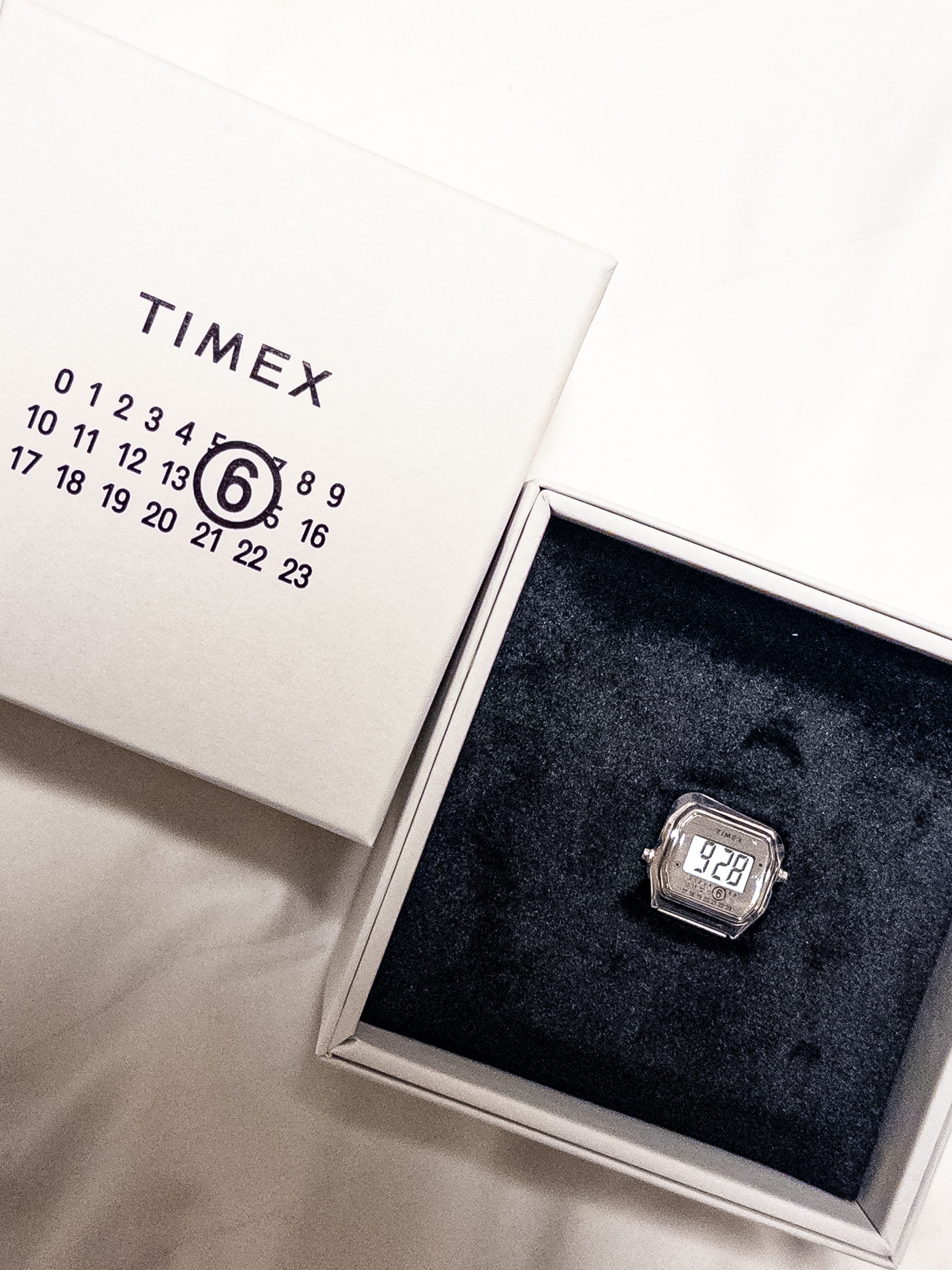 Timex x MM6 Maison Margiela Ring Digital Watch Stainless Steel 착용 스타일 - 2
