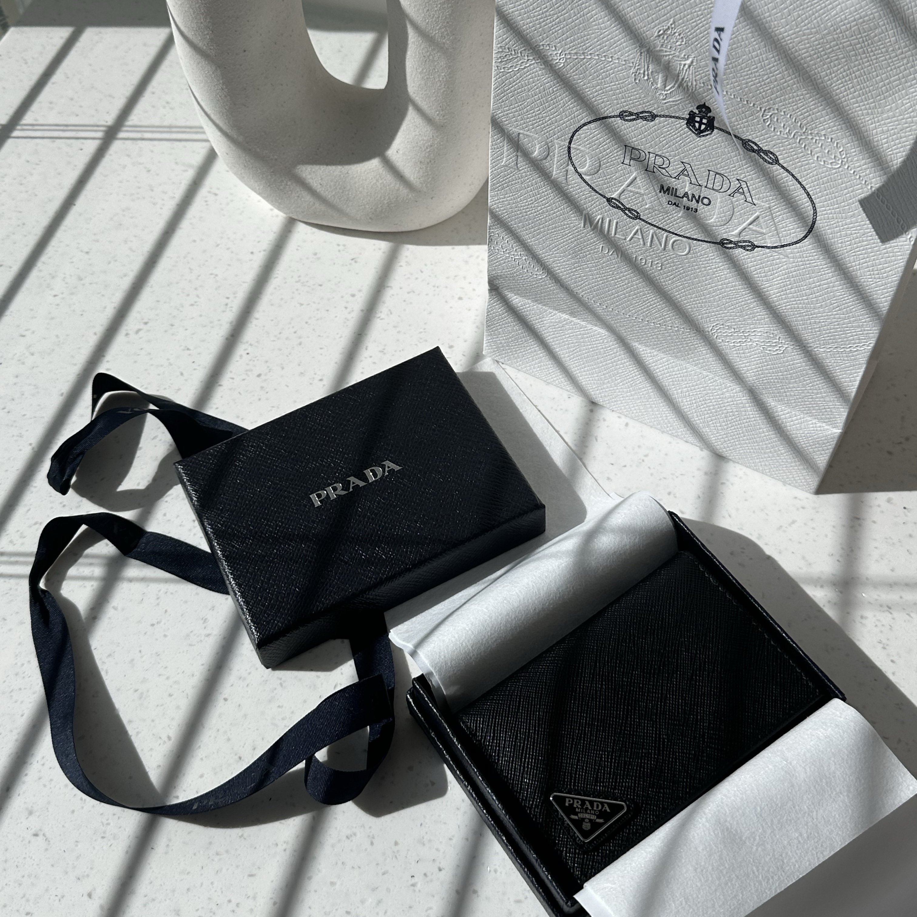 Prada Saffiano Leather Card Holder Black 착용 스타일