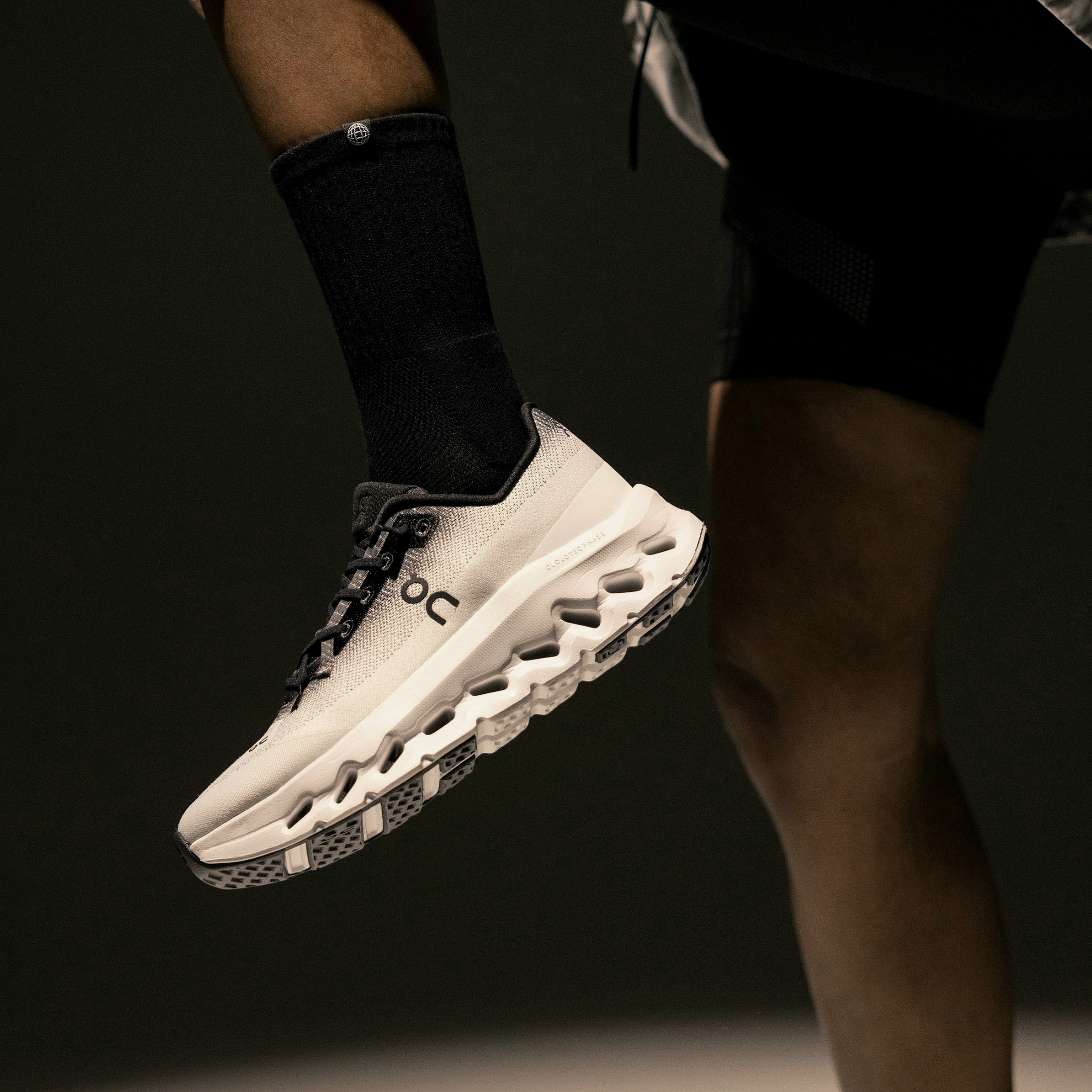 On Running Cloudtilt Black Ivory, Loewe x On Running Cloudtilt All White 착용 스타일