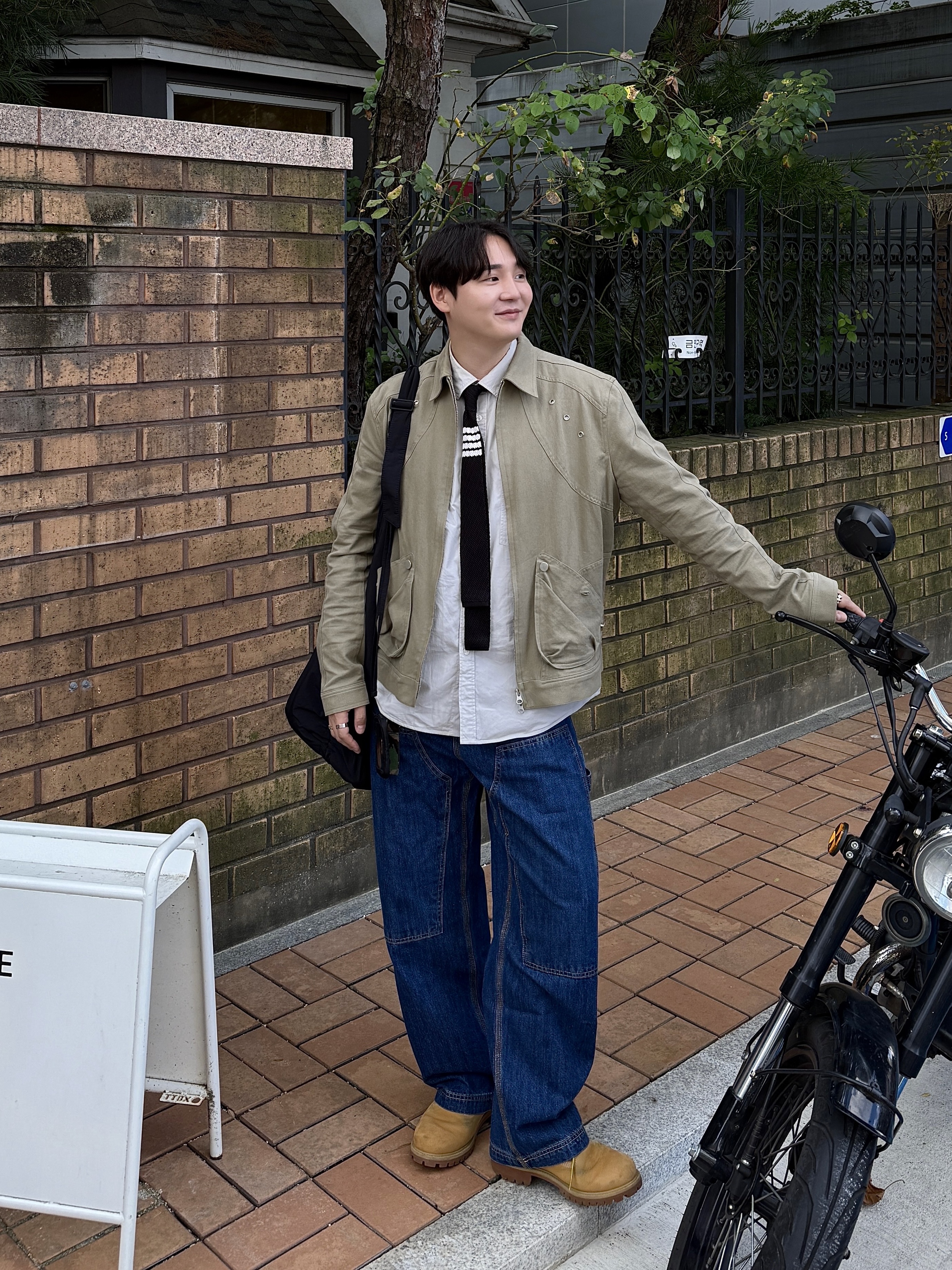 Thom Browne Silk Knit 4-Bar Tie Black, COS Canopy Nylon Oversized Crossbody Bag Black 착용 스타일 - 1