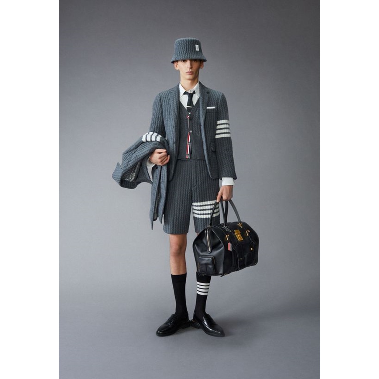 (W) Thom Browne Fine Merino Wool Milano Stitch 4-Bar Classic V-Neck Cardigan Light Grey, (W) Thom Browne Fine Merino Wool Milano Stitch 4-Bar Classic V-Neck Cardigan Navy 착용 스타일 - 4