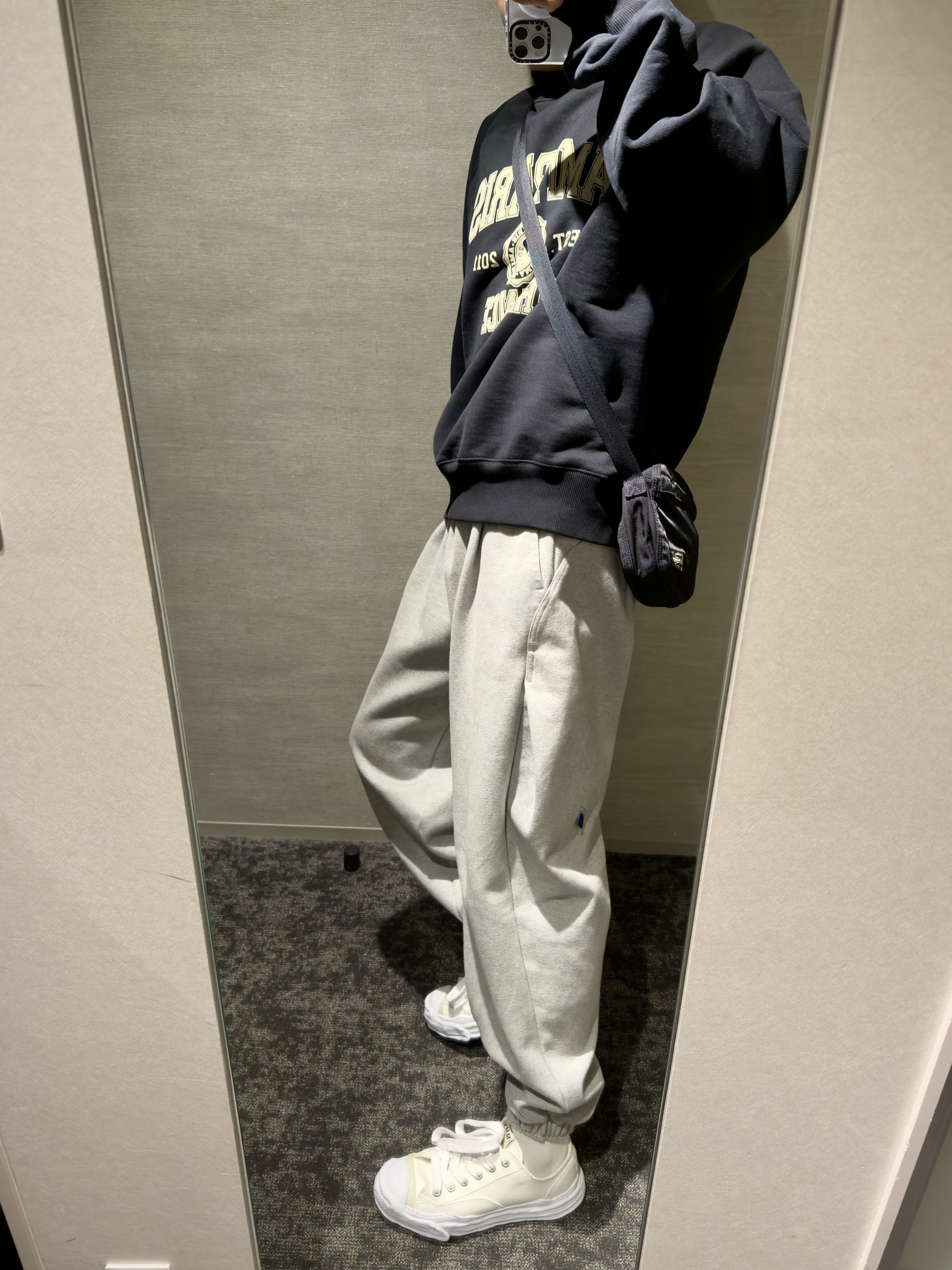 Maison Mihara Yasuhiro Hank OG Sole Canvas Low-top Sneakers White, AMI Paris France Sweatshirt Black 착용 스타일